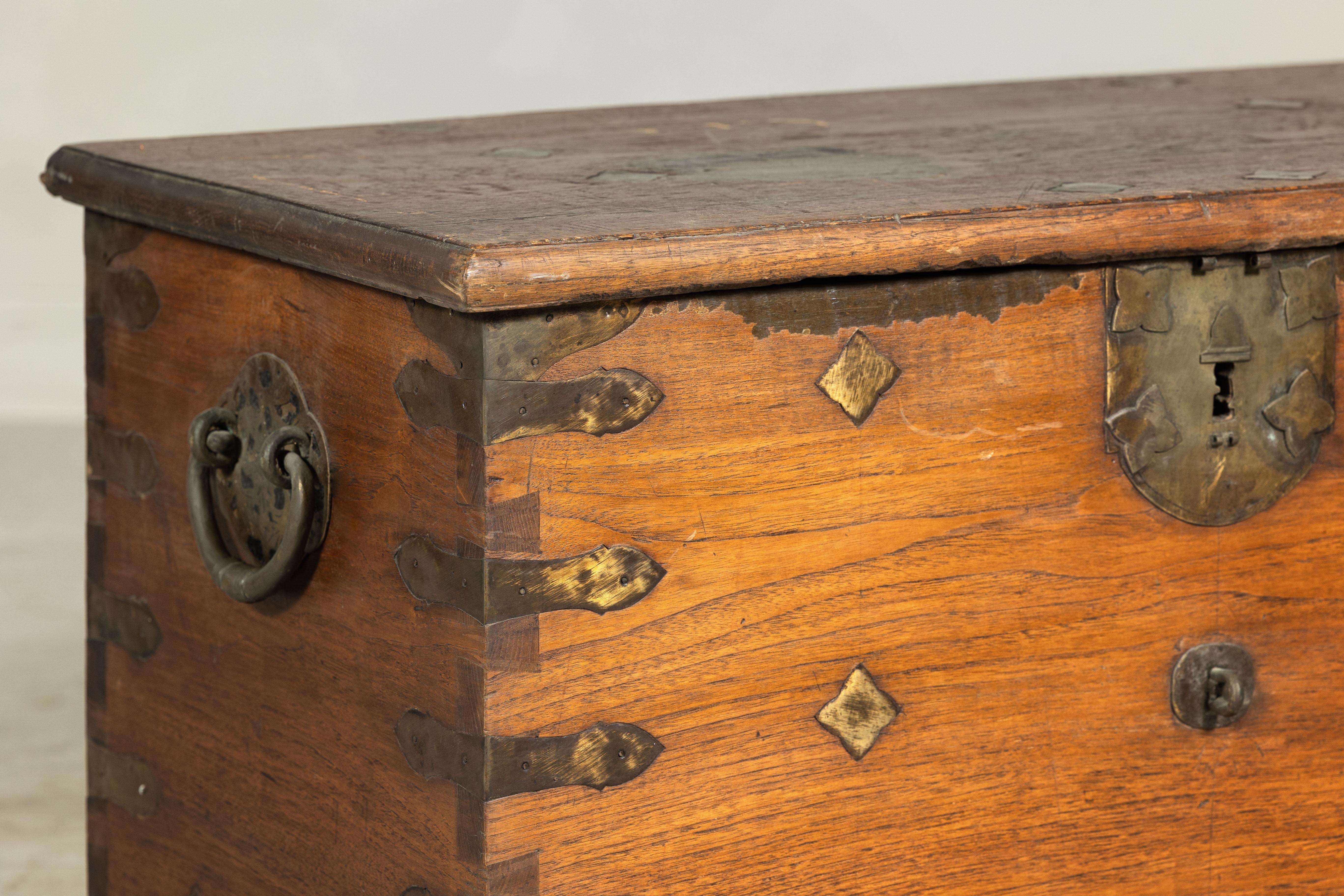 Giavanese Antico baule in legno con decorazioni in metallo e ferramenta in ottone in vendita