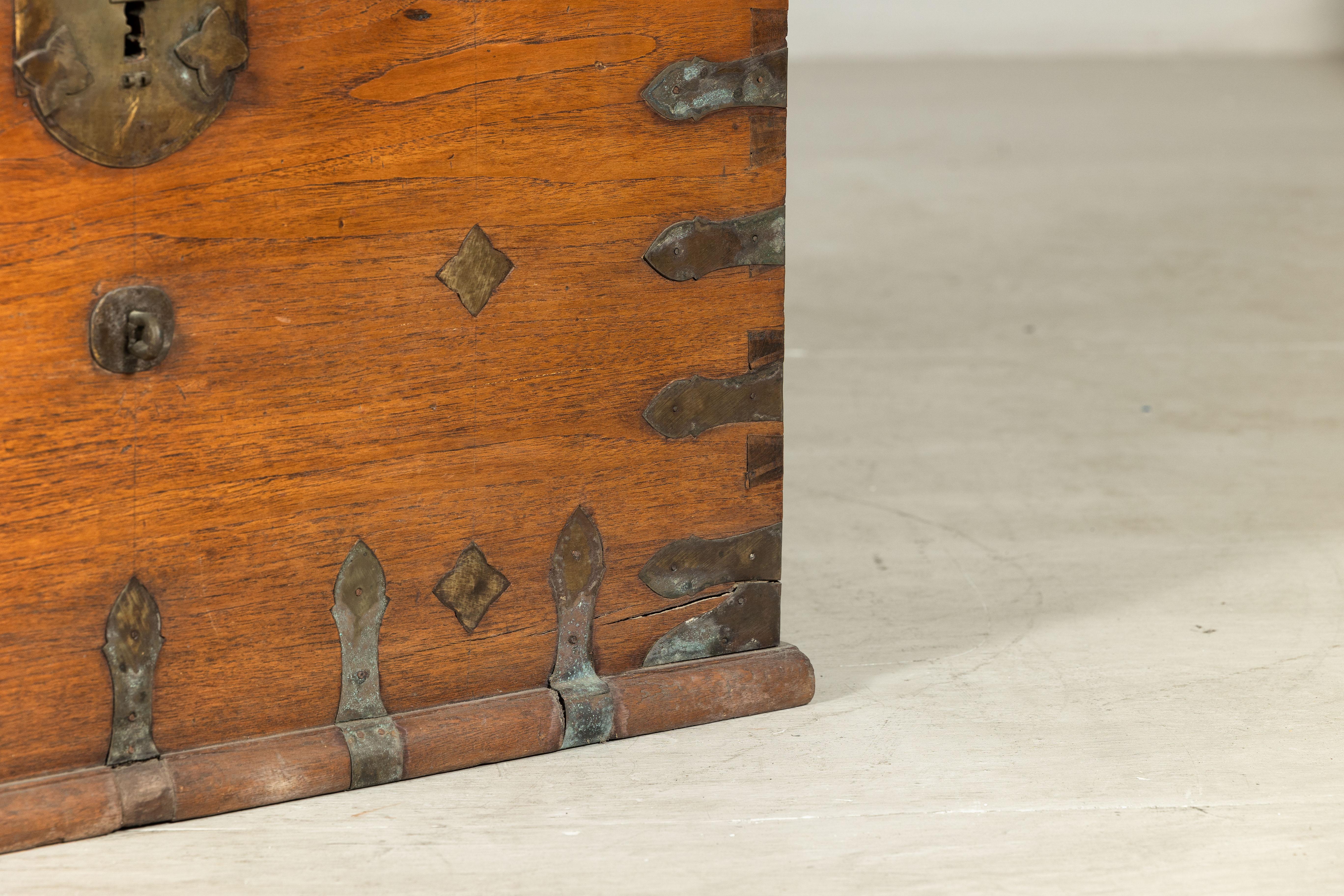 XX secolo Antico baule in legno con decorazioni in metallo e ferramenta in ottone in vendita