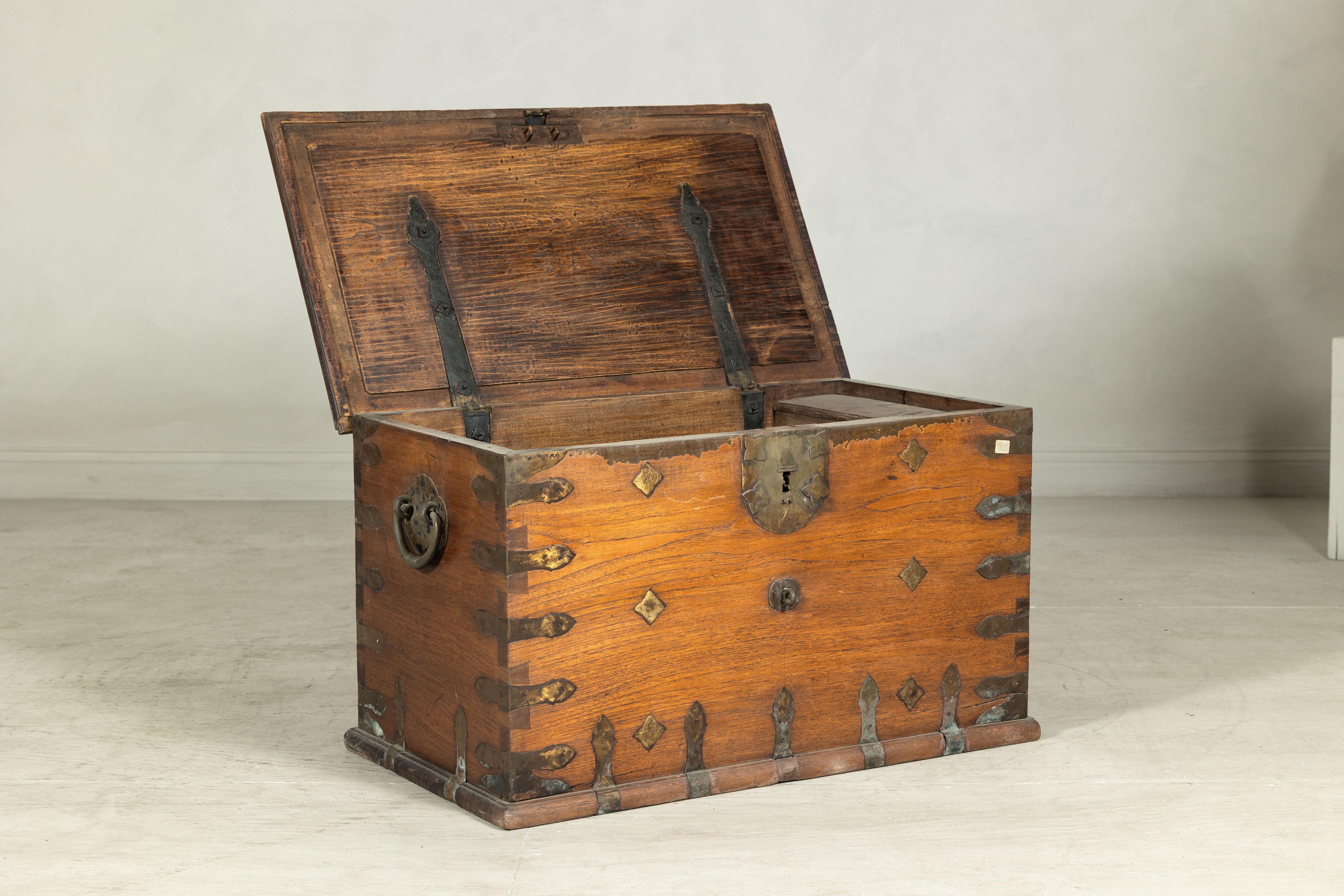 Ottone Antico baule in legno con decorazioni in metallo e ferramenta in ottone in vendita