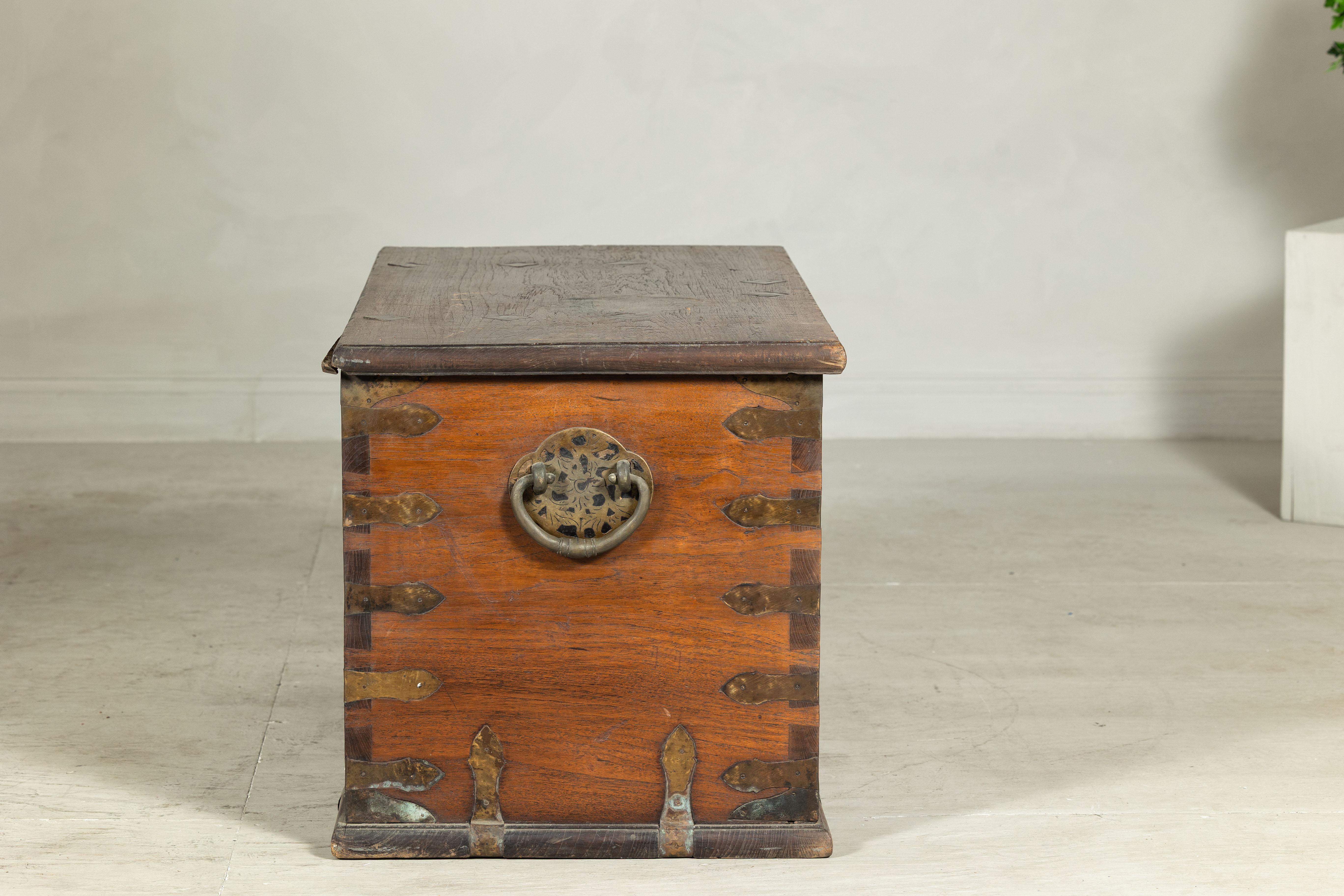 Antico baule in legno con decorazioni in metallo e ferramenta in ottone in vendita 1