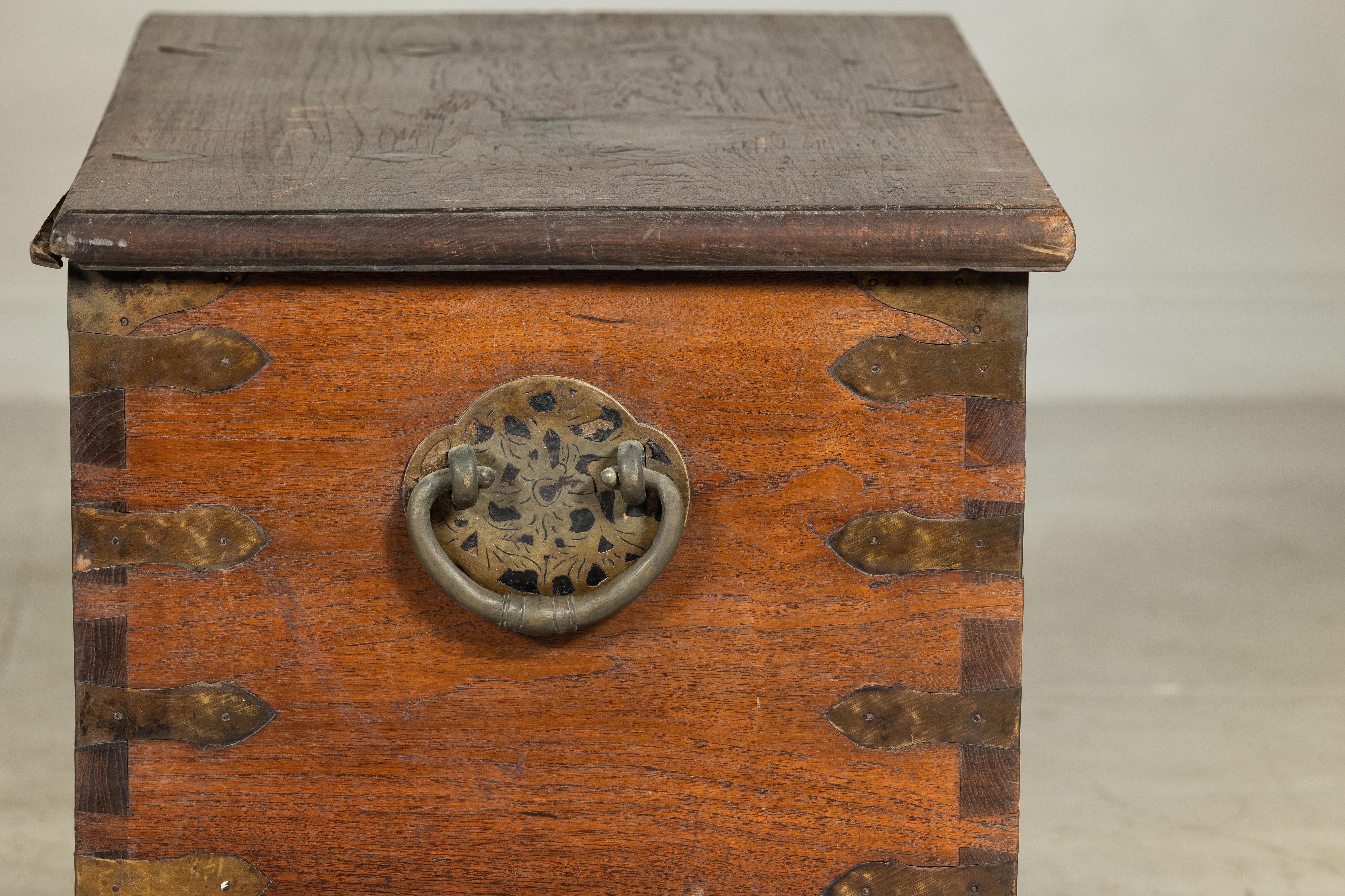 Antico baule in legno con decorazioni in metallo e ferramenta in ottone in vendita 2