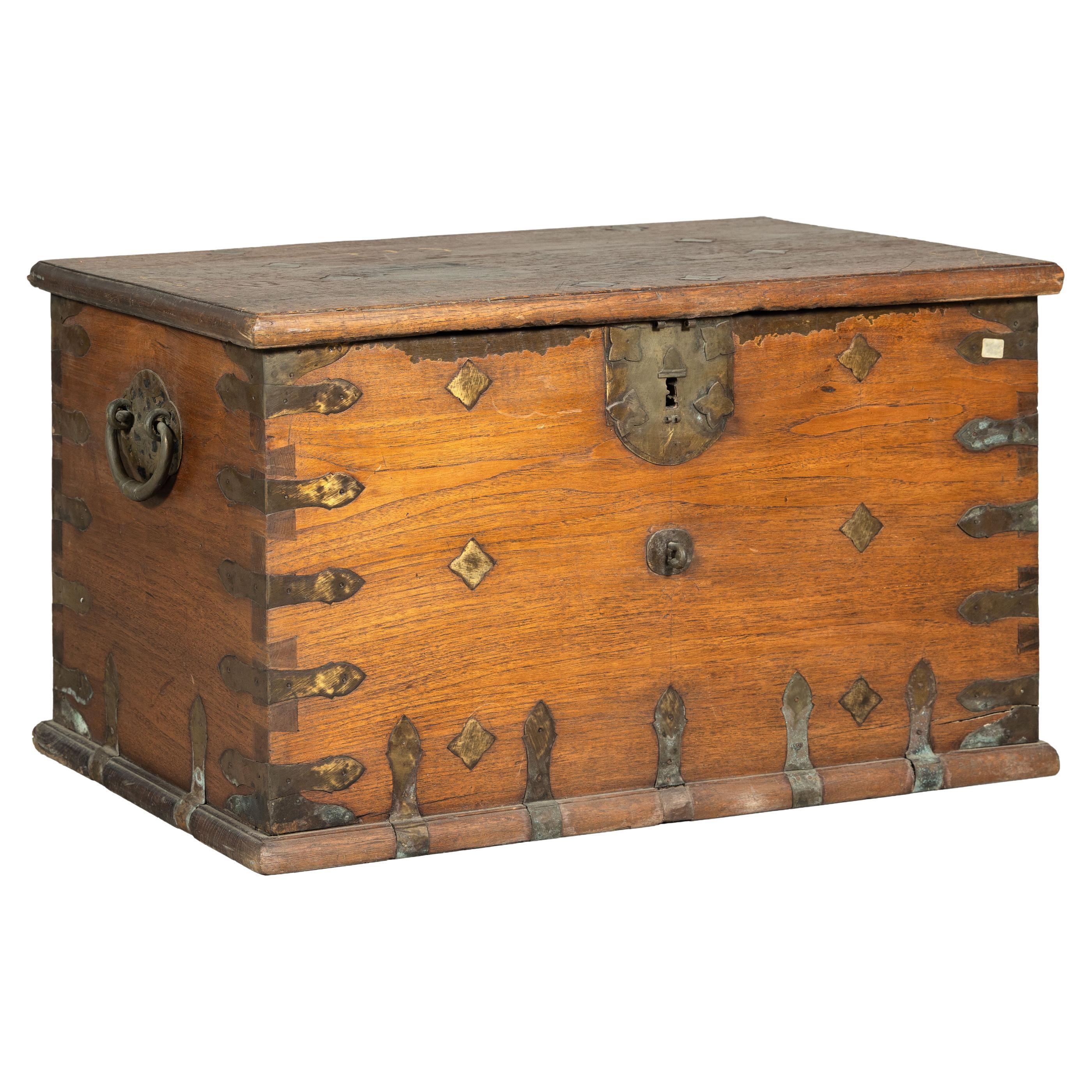 Antico baule in legno con decorazioni in metallo e ferramenta in ottone