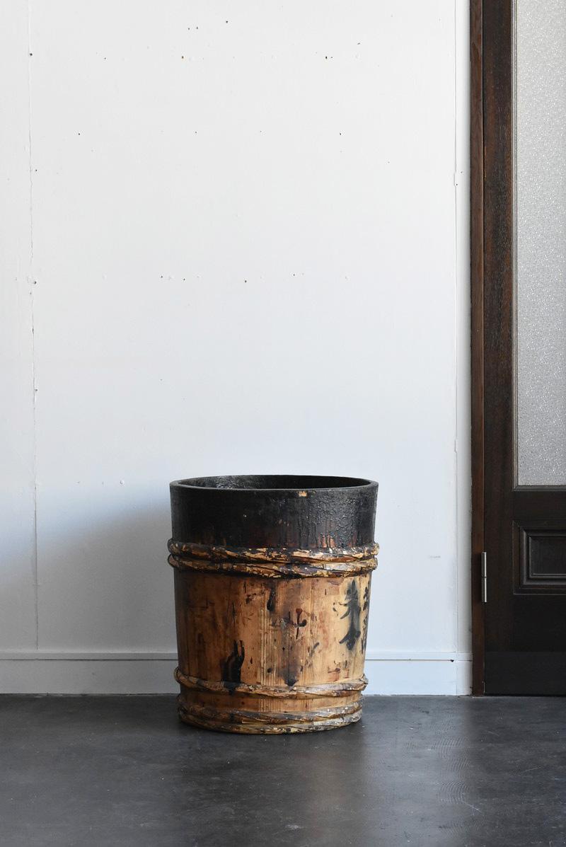 This is a wooden tub used by lacquer ware craftsmen, made around the Meiji and Taisho eras in Japan.
It is believed that it was used when making black lacquer.
Lacquer sticks to the inside of the tub that is used over and over again.
It's very