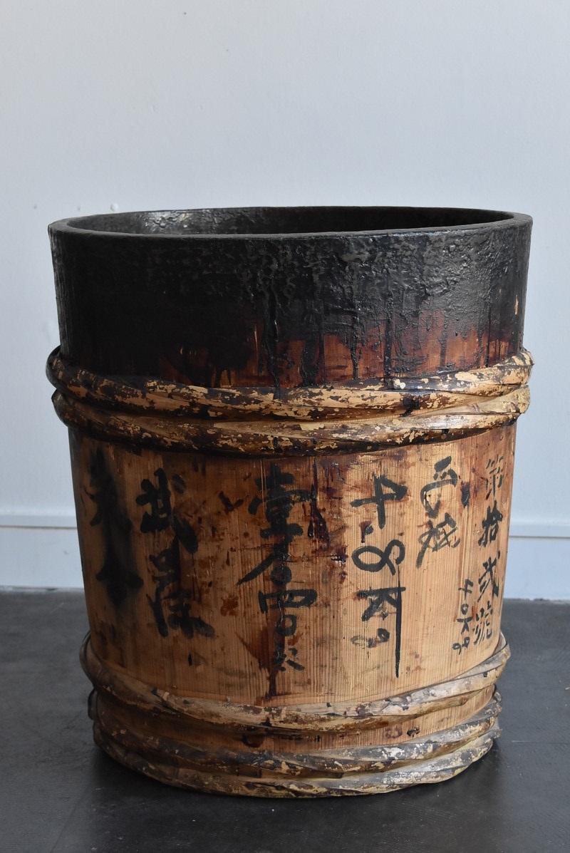 Antique Wooden Tub Used by Japanese Lacquer Craftsmen / Planter /Flowerpot In Good Condition In Sammu-shi, Chiba