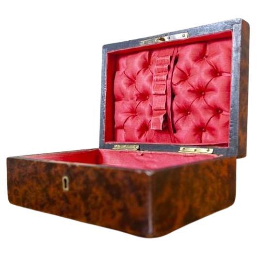 Antiguo tocador o joyero de madera de principios del siglo XX