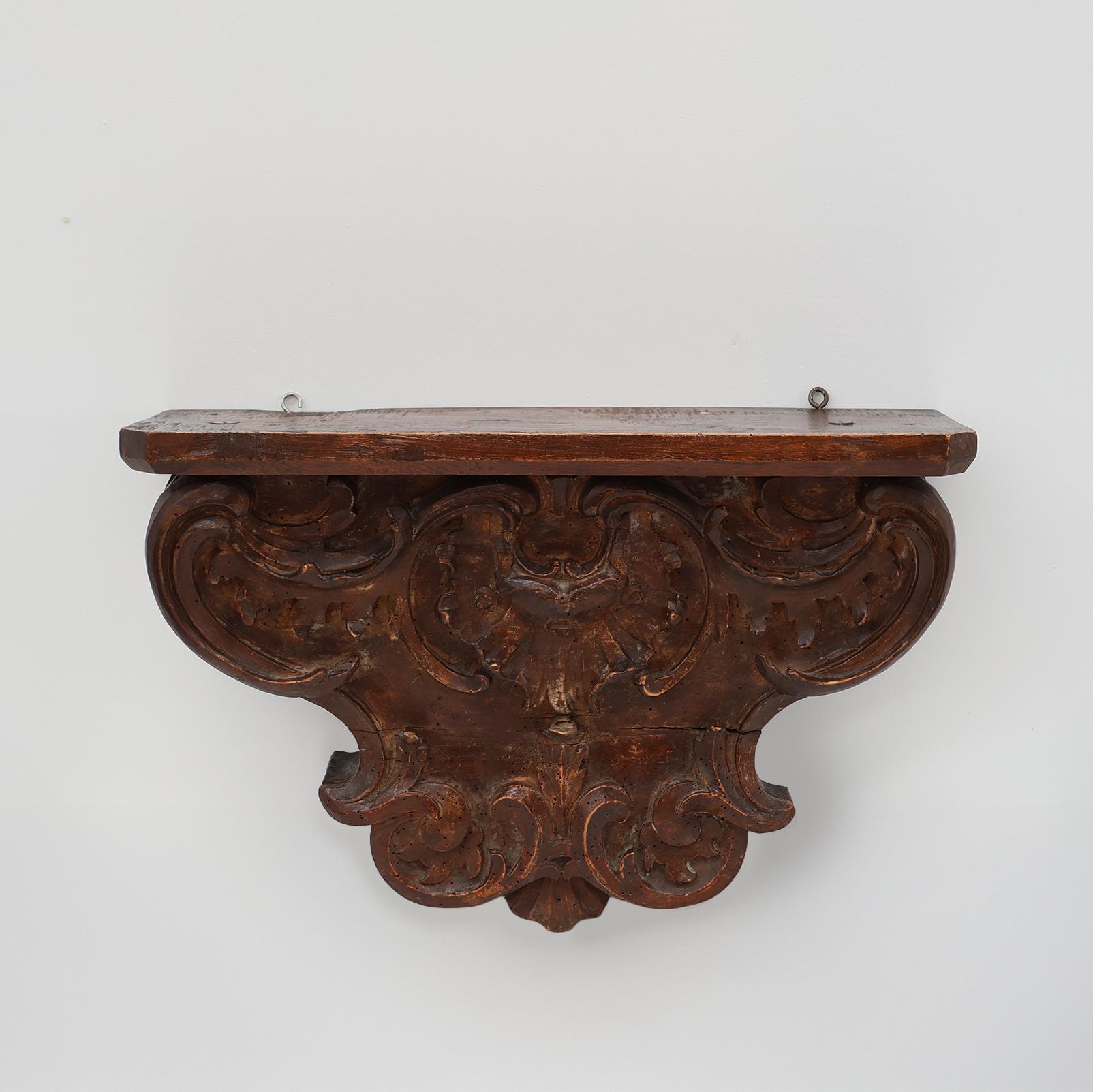 France / 1850 / console murale / bois / Antique / Rustique / French Provincial

Ornement architectural en bois massif du milieu du XIXe siècle en France. La console comporte une petite étagère sous laquelle se trouve un décor richement sculpté.
