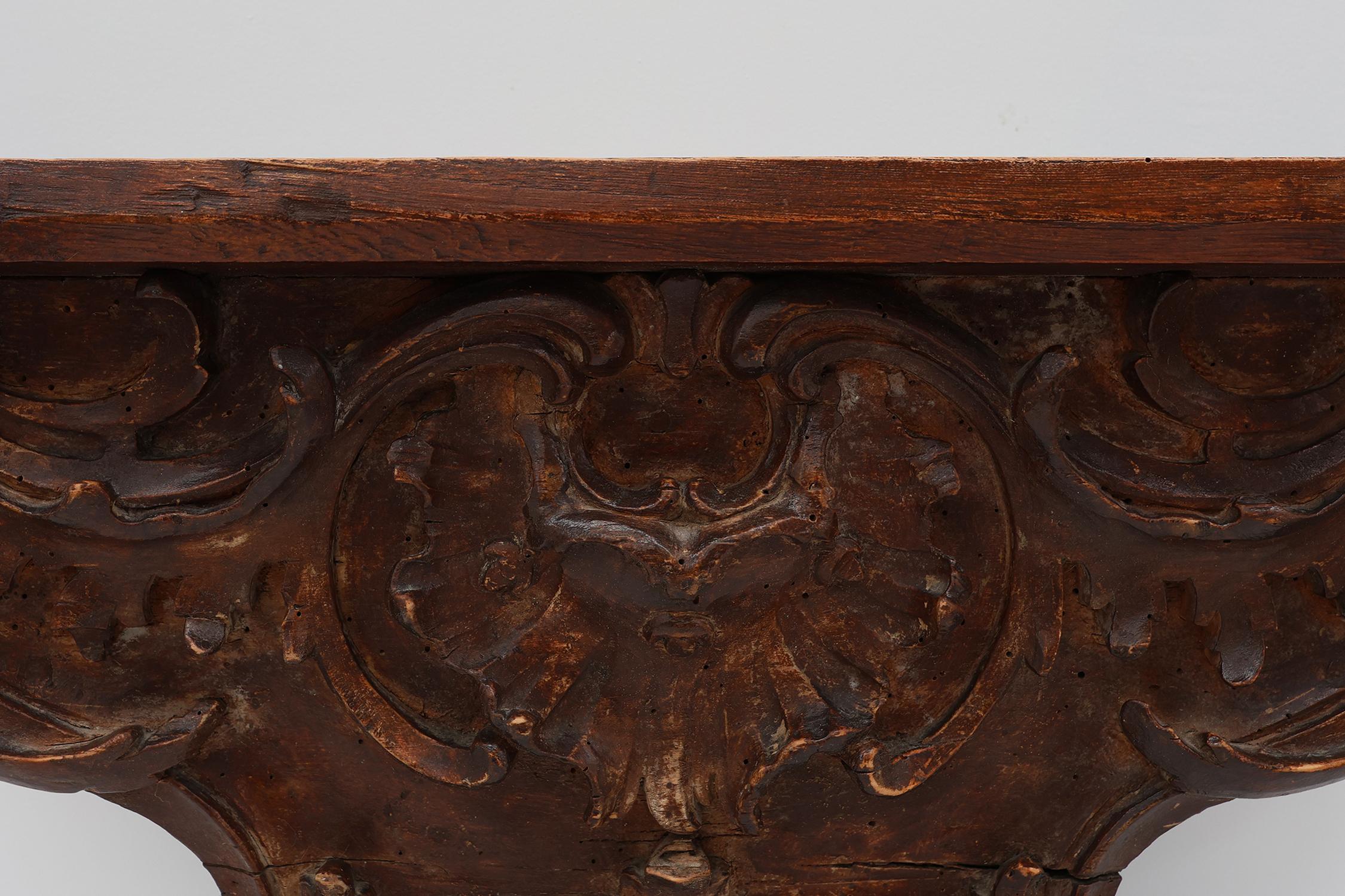 Console murale ancienne en bois sculpté, France vers 1850 1850 Bon état - En vente à Meulebeke, BE