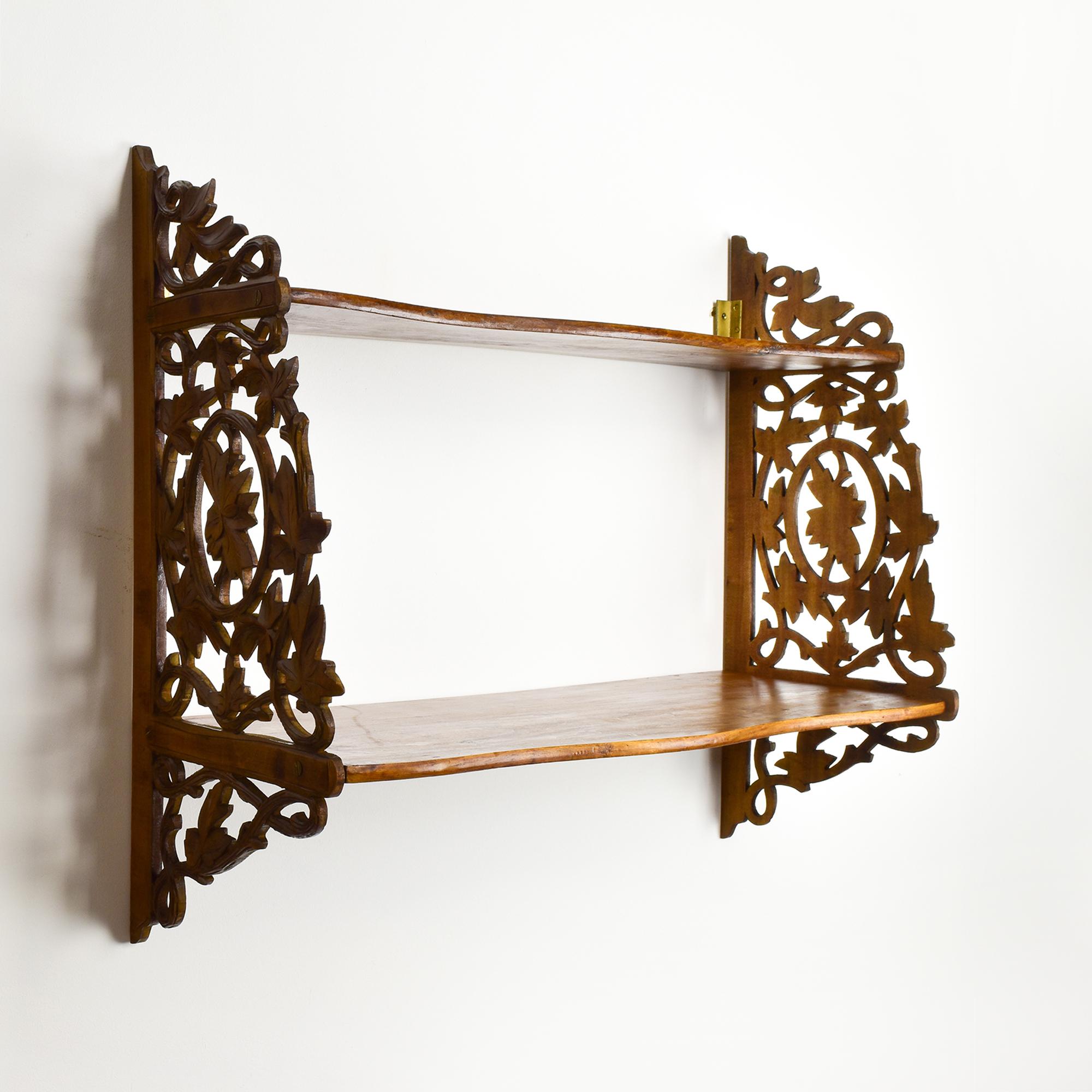 Estantería de pared de madera antigua con tallas de hojas de vid - Brienz / Black Forest en venta 2