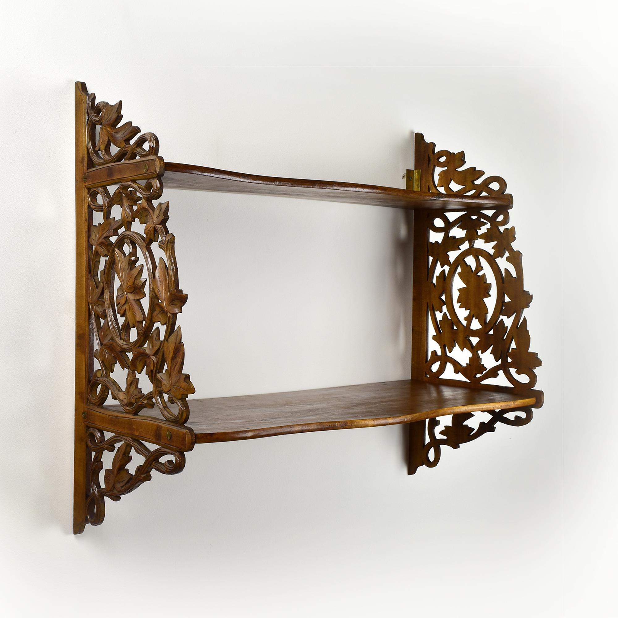 Estantería de pared de madera antigua con tallas de hojas de vid - Brienz / Black Forest en venta 3