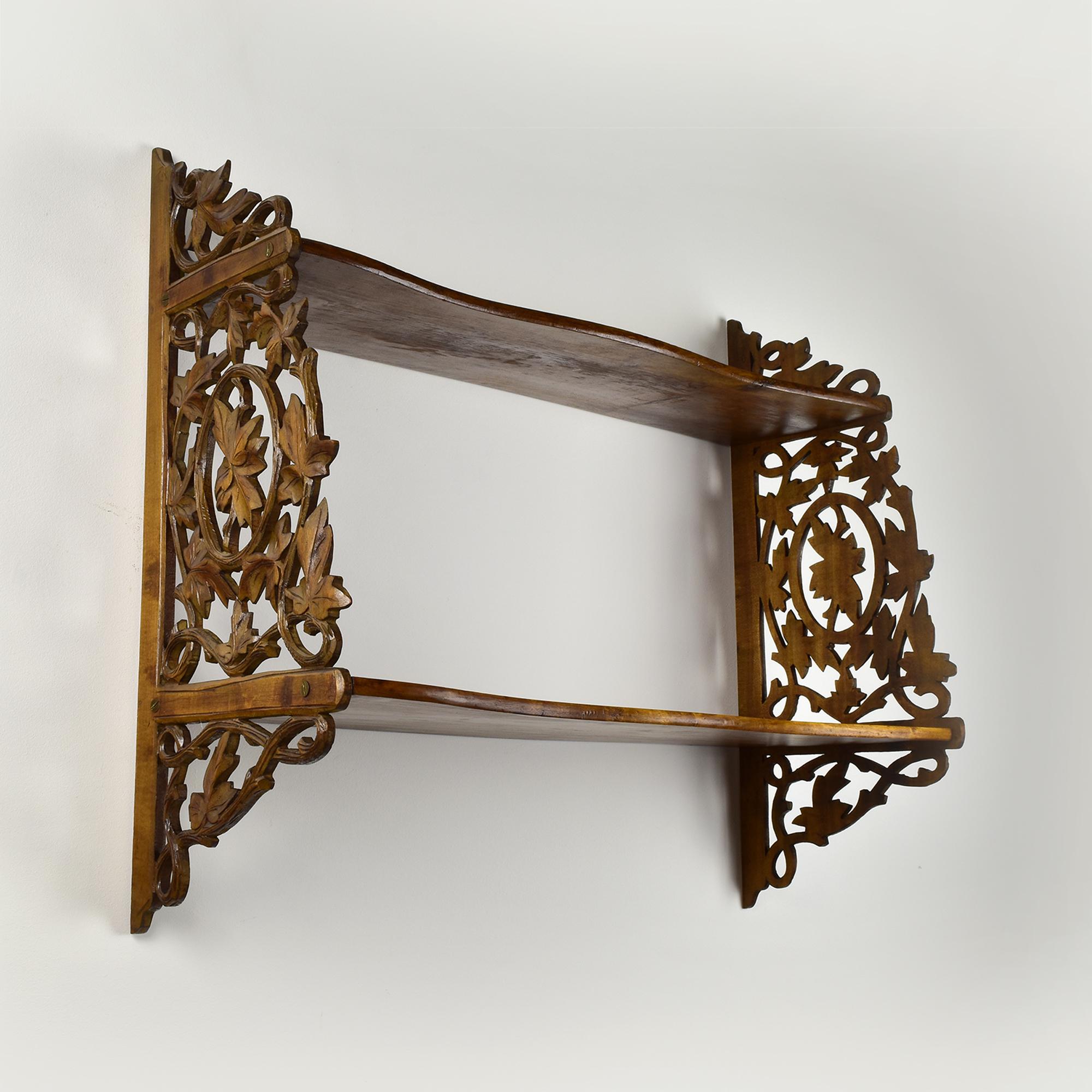 Estantería de pared de madera antigua con tallas de hojas de vid - Brienz / Black Forest en venta 4
