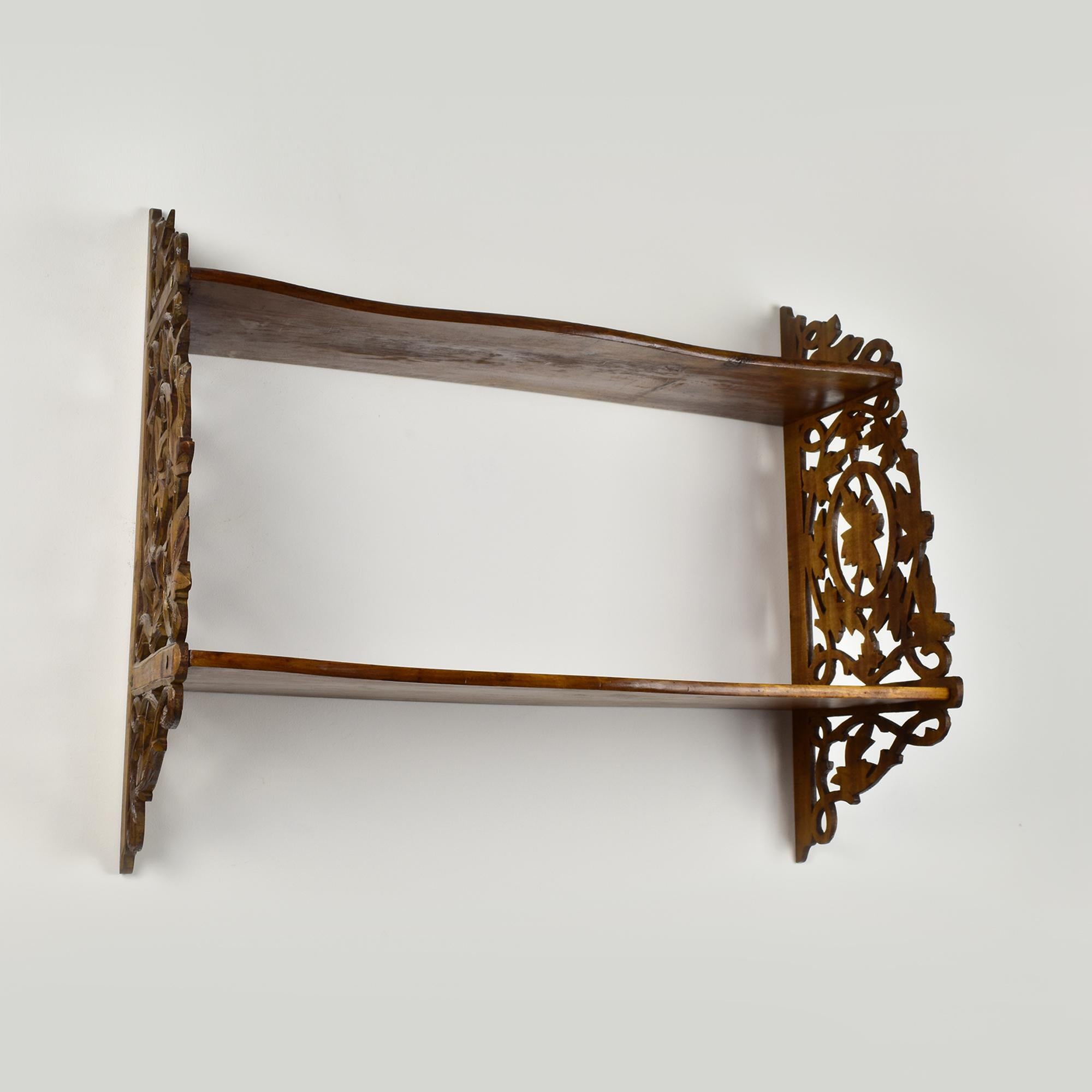 Estantería de pared de madera antigua con tallas de hojas de vid - Brienz / Black Forest en venta 5