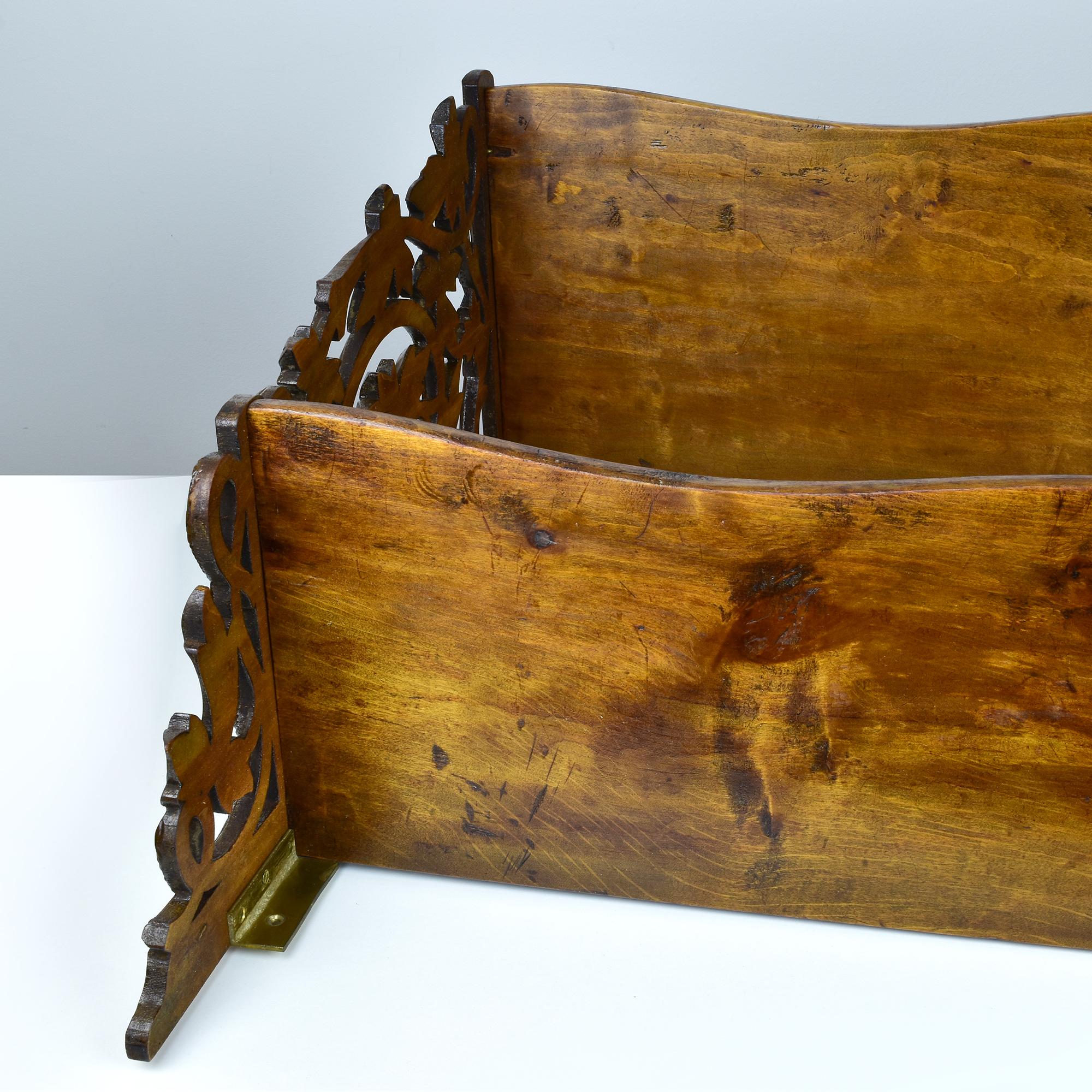Estantería de pared de madera antigua con tallas de hojas de vid - Brienz / Black Forest en venta 9