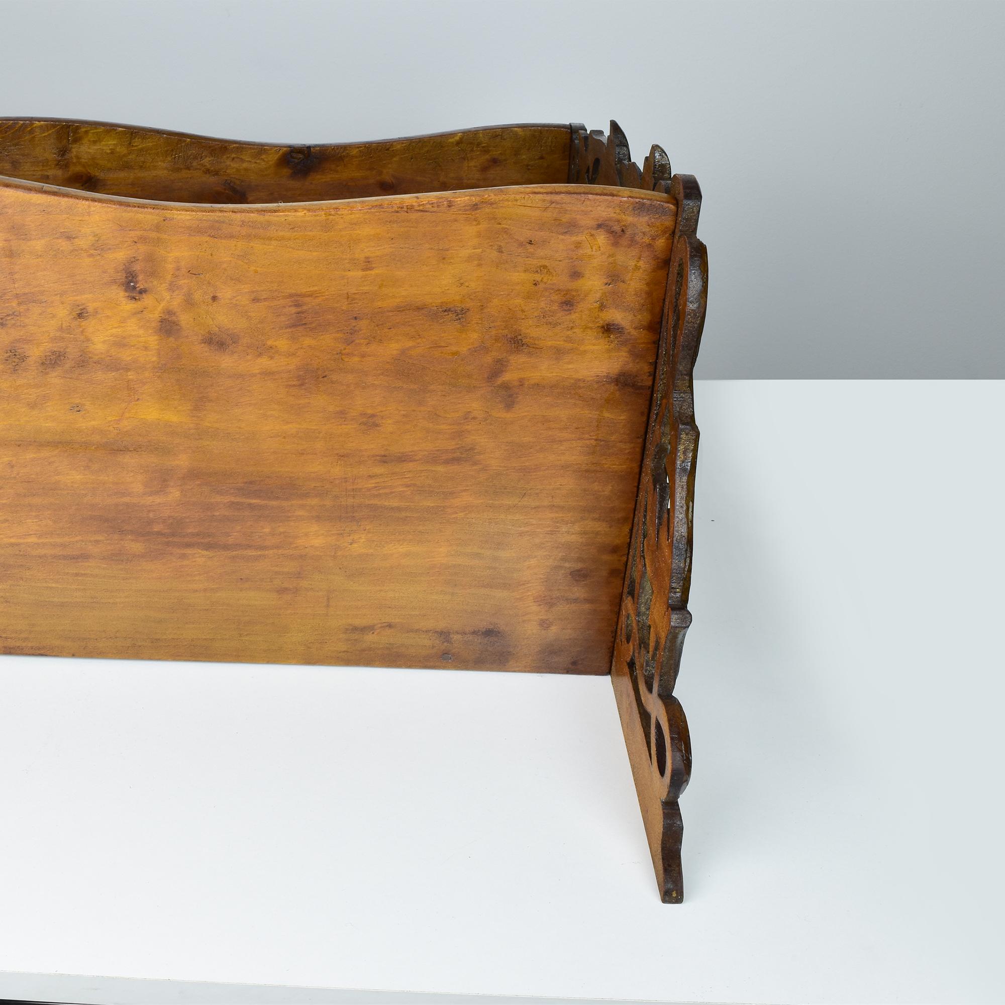 Estantería de pared de madera antigua con tallas de hojas de vid - Brienz / Black Forest en venta 12