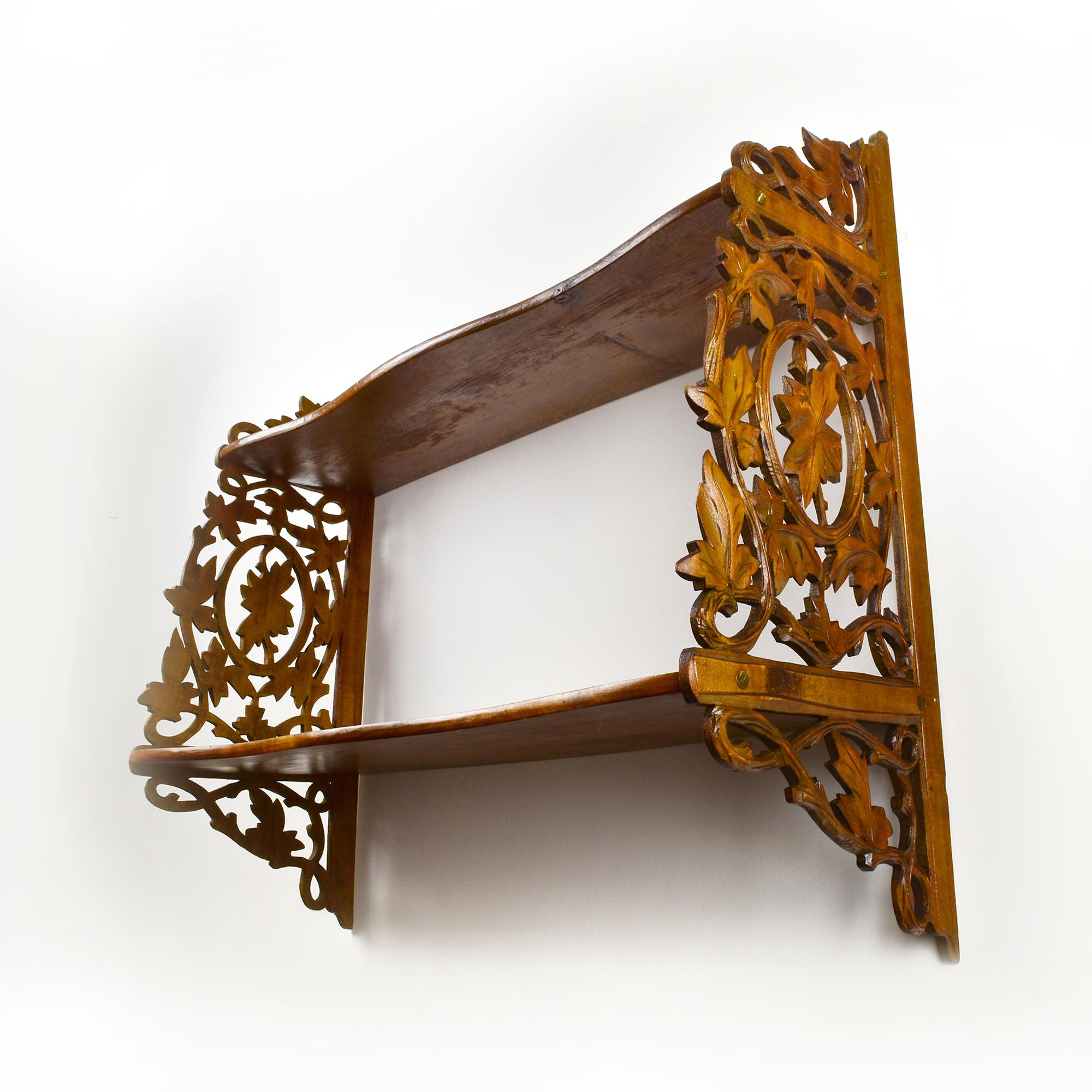 Estantería de pared de madera antigua con tallas de hojas de vid - Brienz / Black Forest Bosque negro en venta
