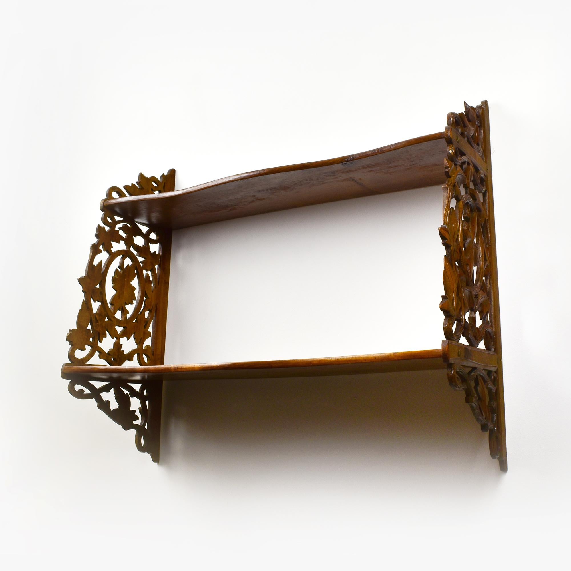 Estantería de pared de madera antigua con tallas de hojas de vid - Brienz / Black Forest Alemán en venta