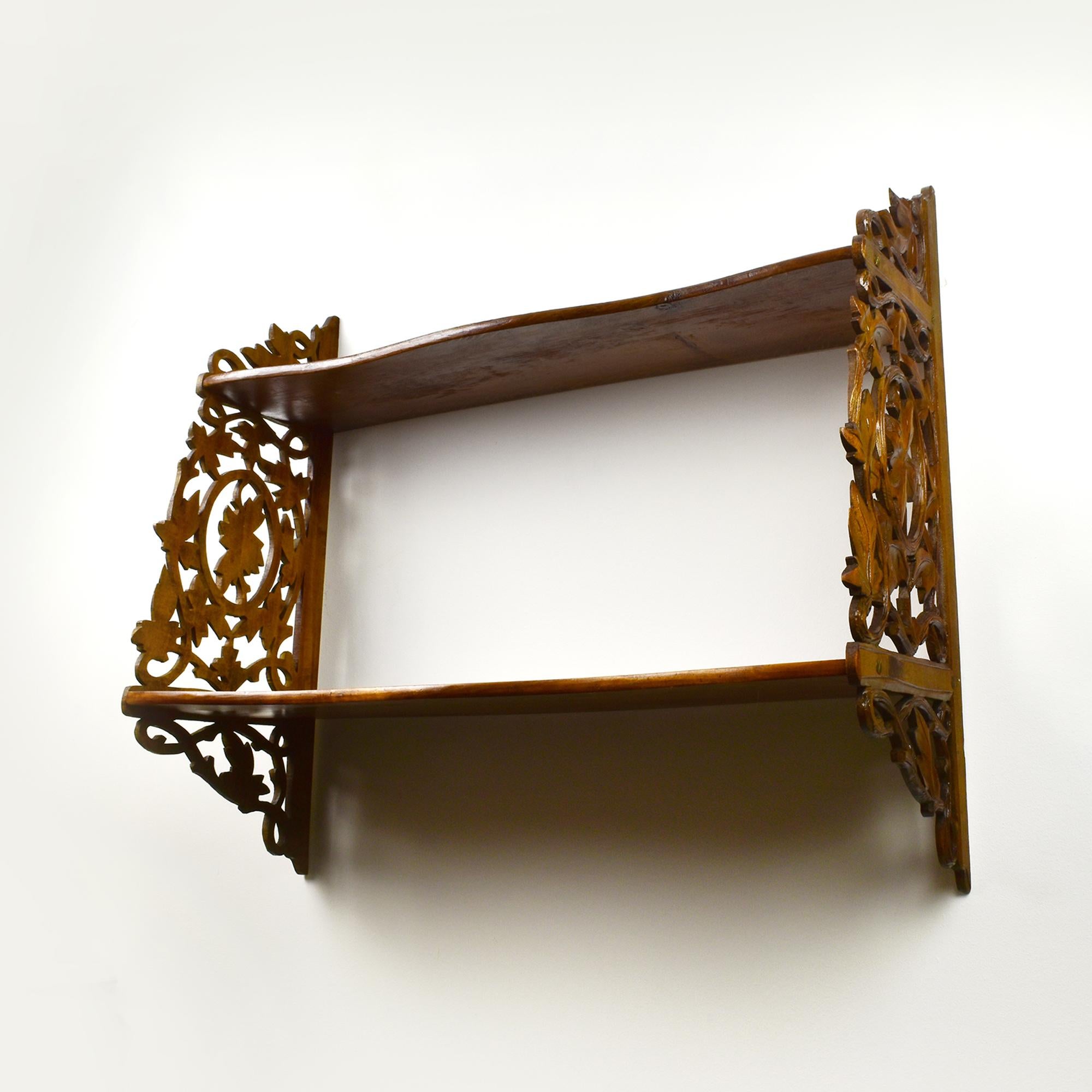 Estantería de pared de madera antigua con tallas de hojas de vid - Brienz / Black Forest Tallado en venta