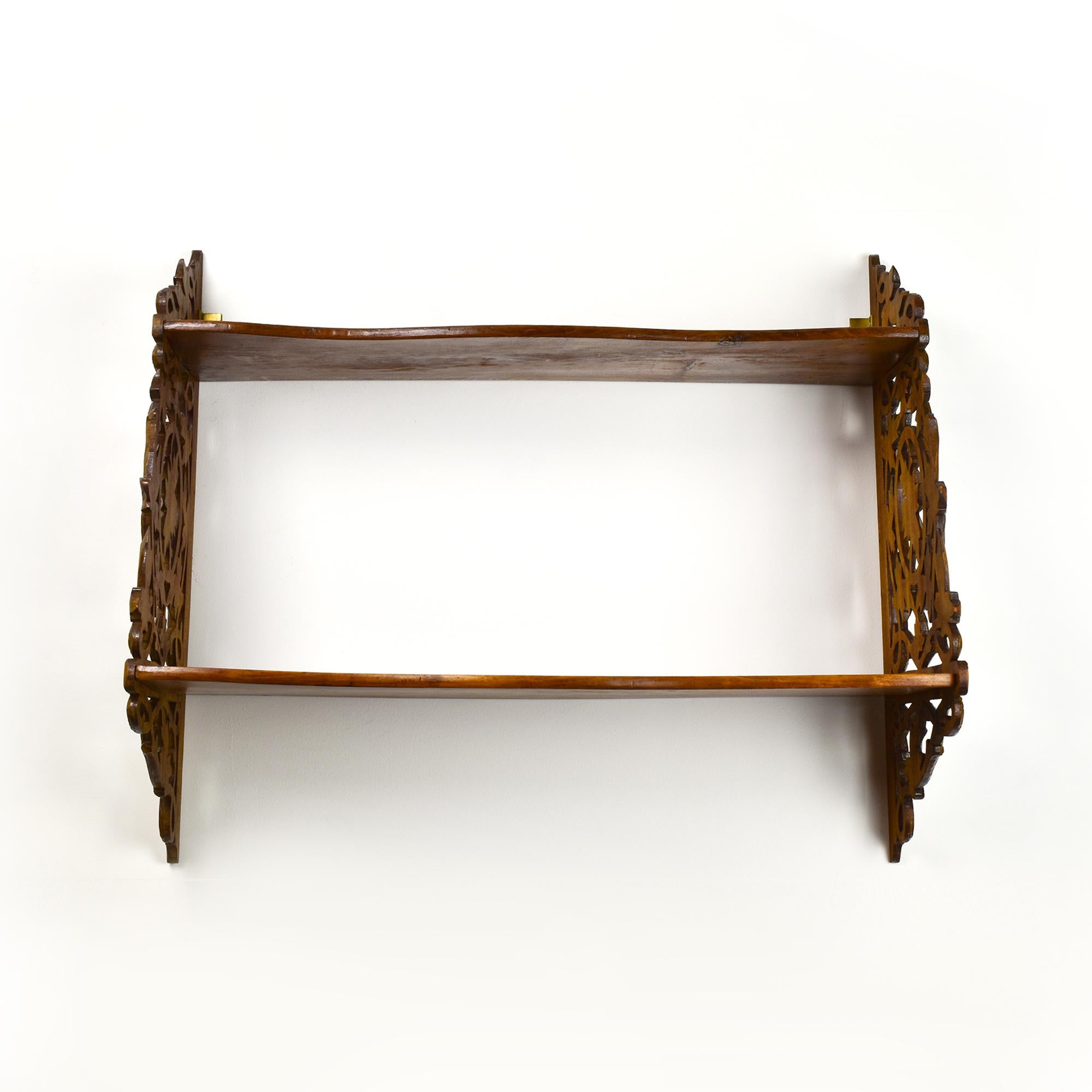 Estantería de pared de madera antigua con tallas de hojas de vid - Brienz / Black Forest en Bueno estado para la venta en Bad Säckingen, DE