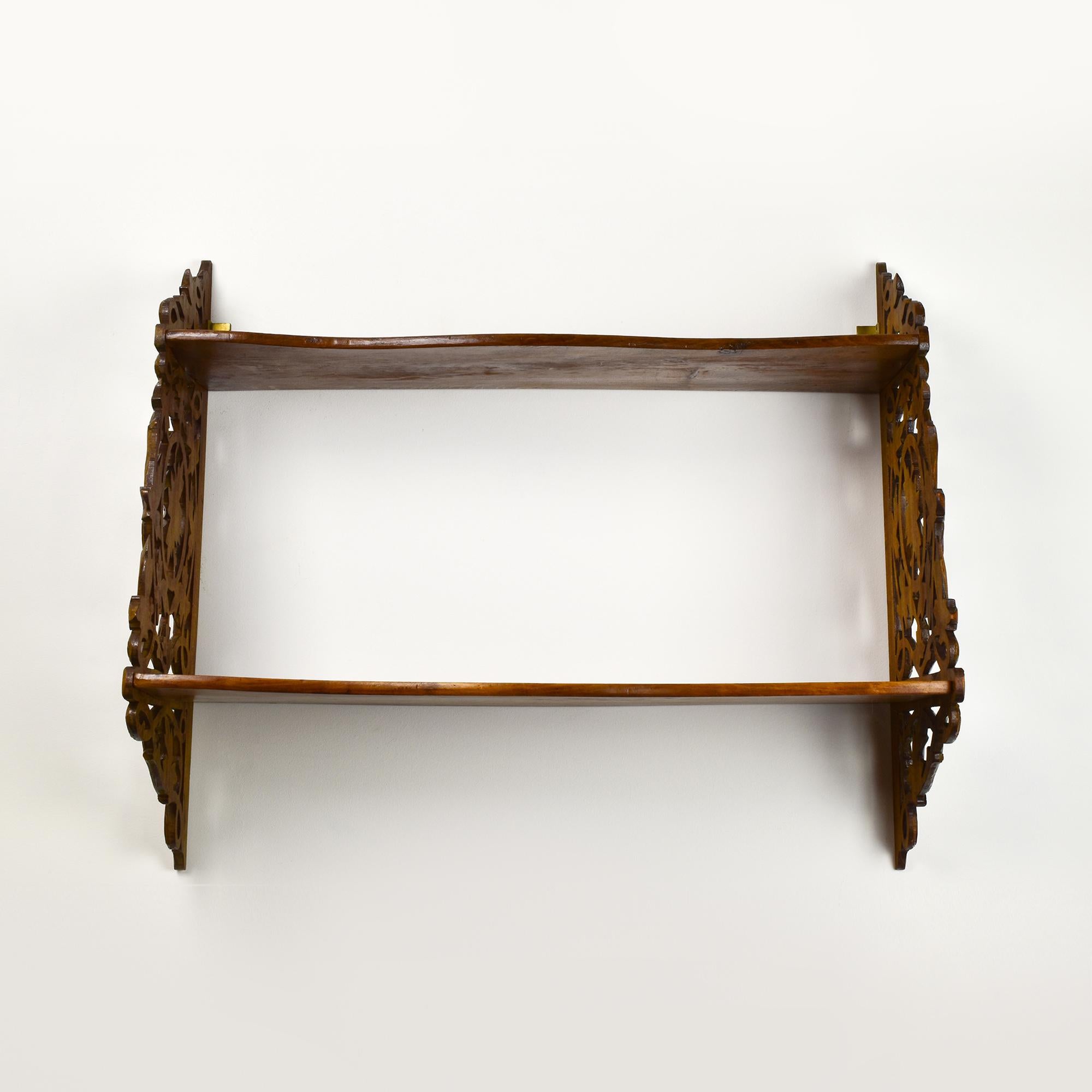 Estantería de pared de madera antigua con tallas de hojas de vid - Brienz / Black Forest Fines del siglo XIX en venta