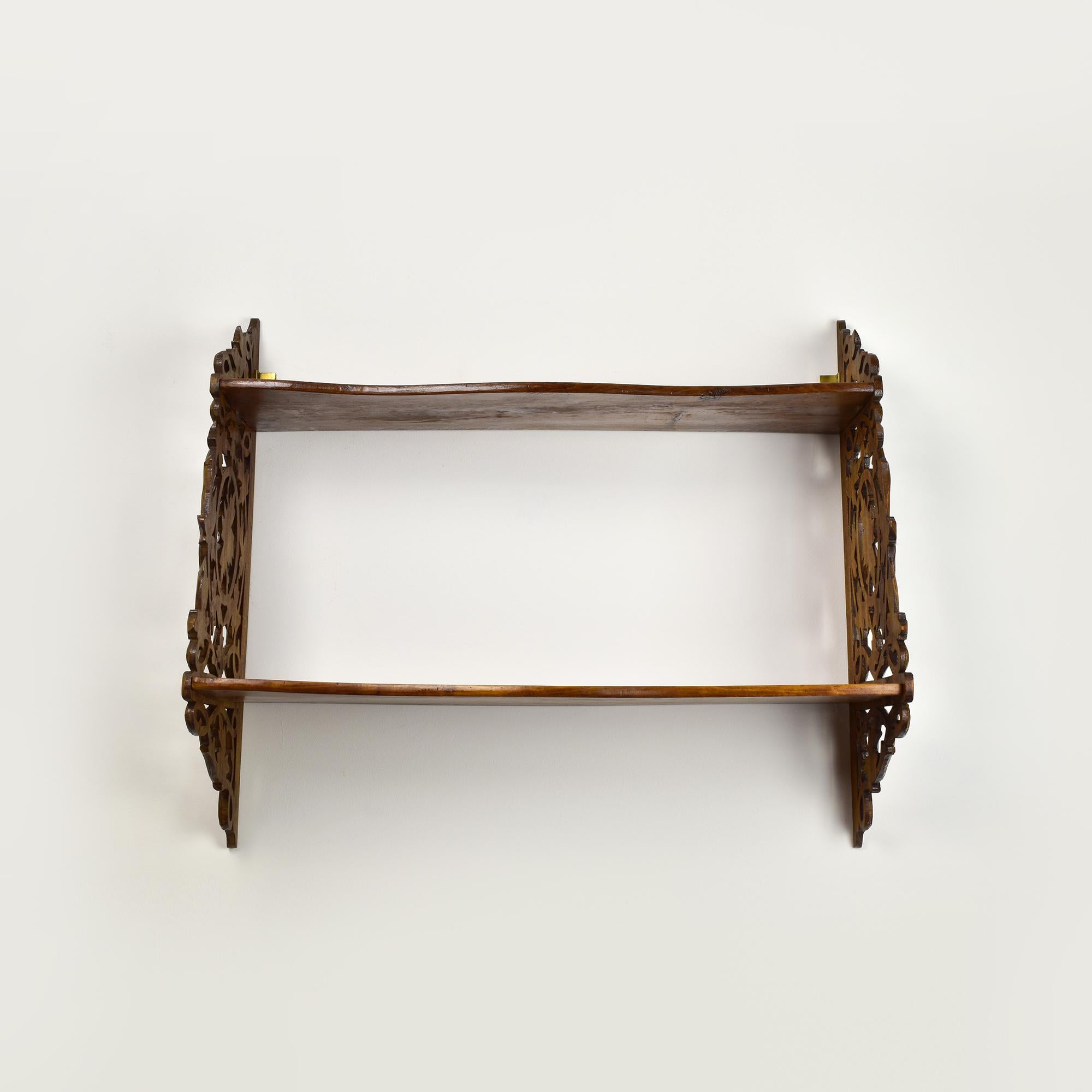 Estantería de pared de madera antigua con tallas de hojas de vid - Brienz / Black Forest Madera en venta