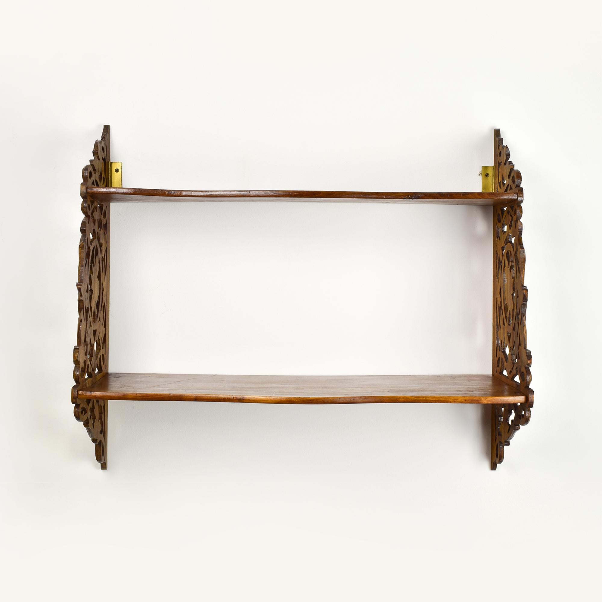 Estantería de pared de madera antigua con tallas de hojas de vid - Brienz / Black Forest en venta 1