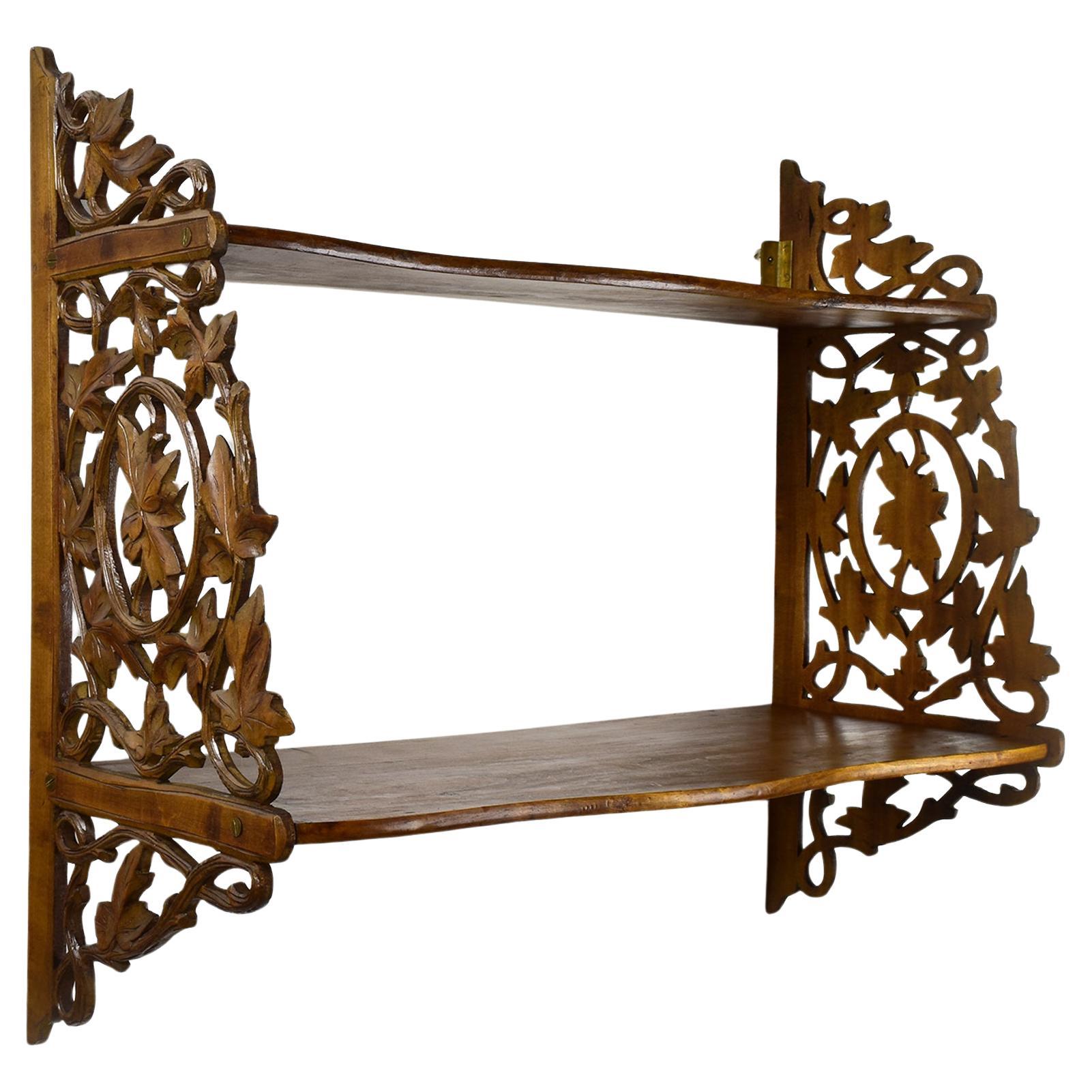 Estantería de pared de madera antigua con tallas de hojas de vid - Brienz / Black Forest en venta