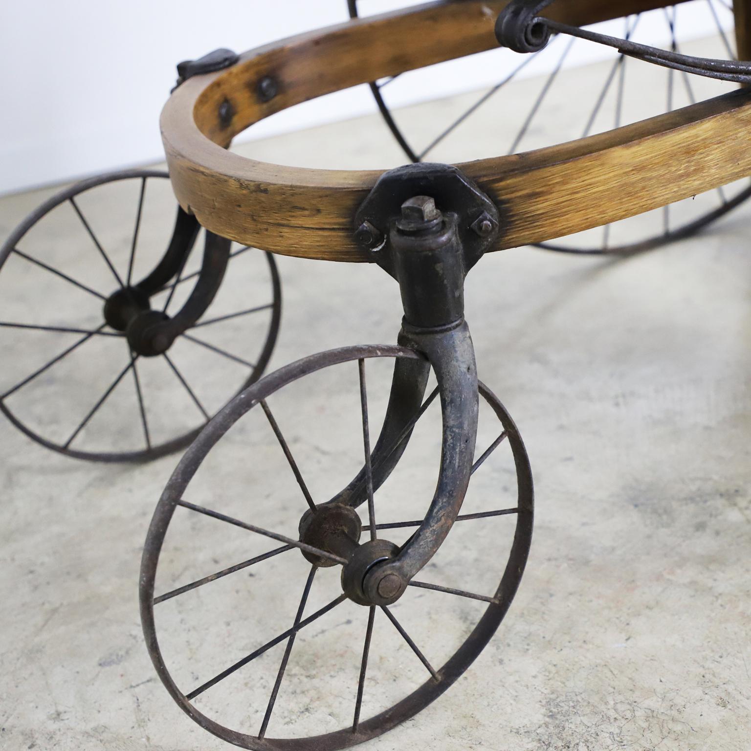 Industriel Fauteuil roulant antique en bois en vente