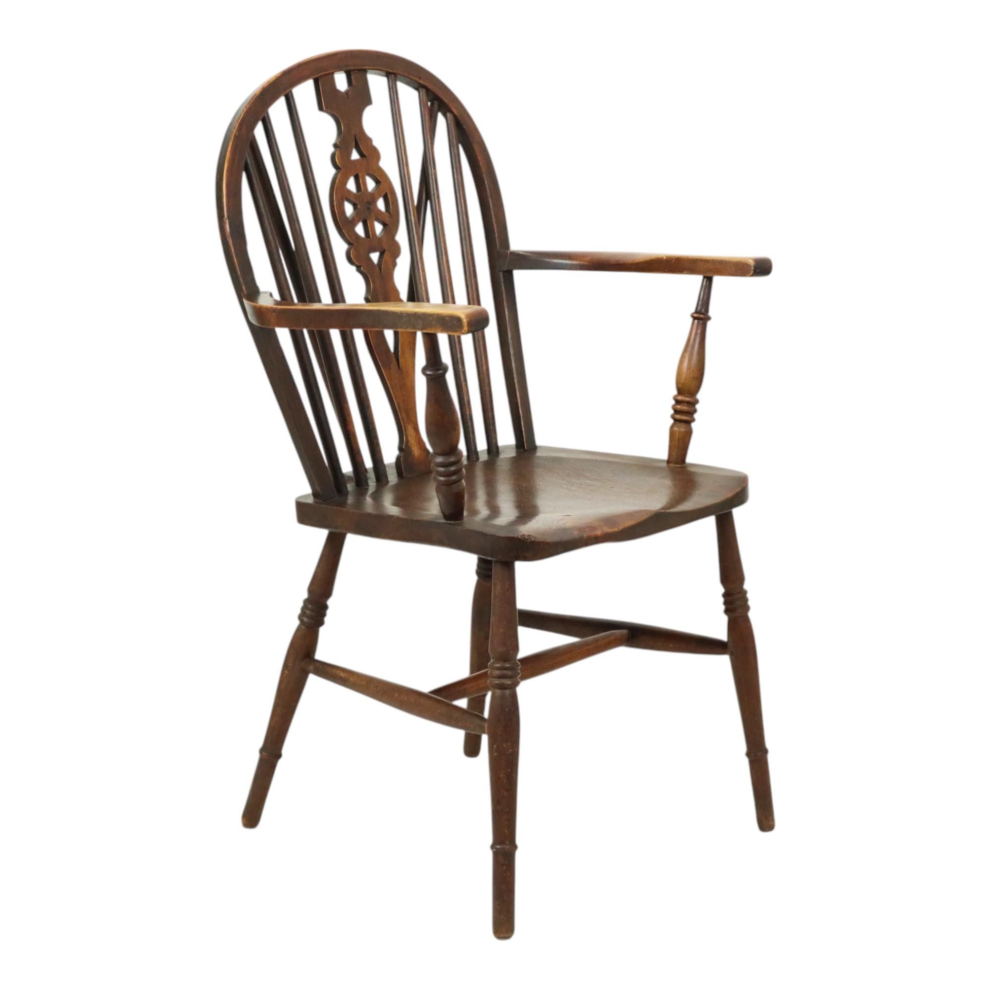 Antique and characterful Wheel Back Windsor chair made of elm and beech, at the back the initials JG, United Kingdom, late 19th century.

Simplistic and pure design, steam-bent wood, a saddle-shaped seat, the bars of the backrest are incorporated in
