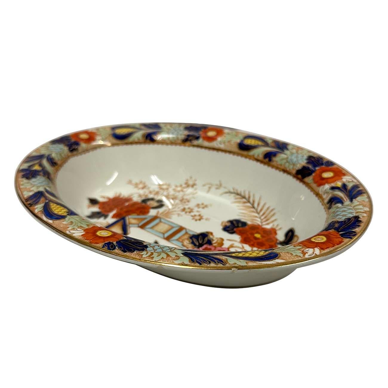 Splendida ciotola ovale in porcellana Wood & Son Wood Ware con il motivo Wincanton Blue and Rust, risalente al 1885 circa, con timbri Mark sul fondo. Il modello presenta un motivo in stile Imari a trasferimento marrone con accenti dipinti a mano in