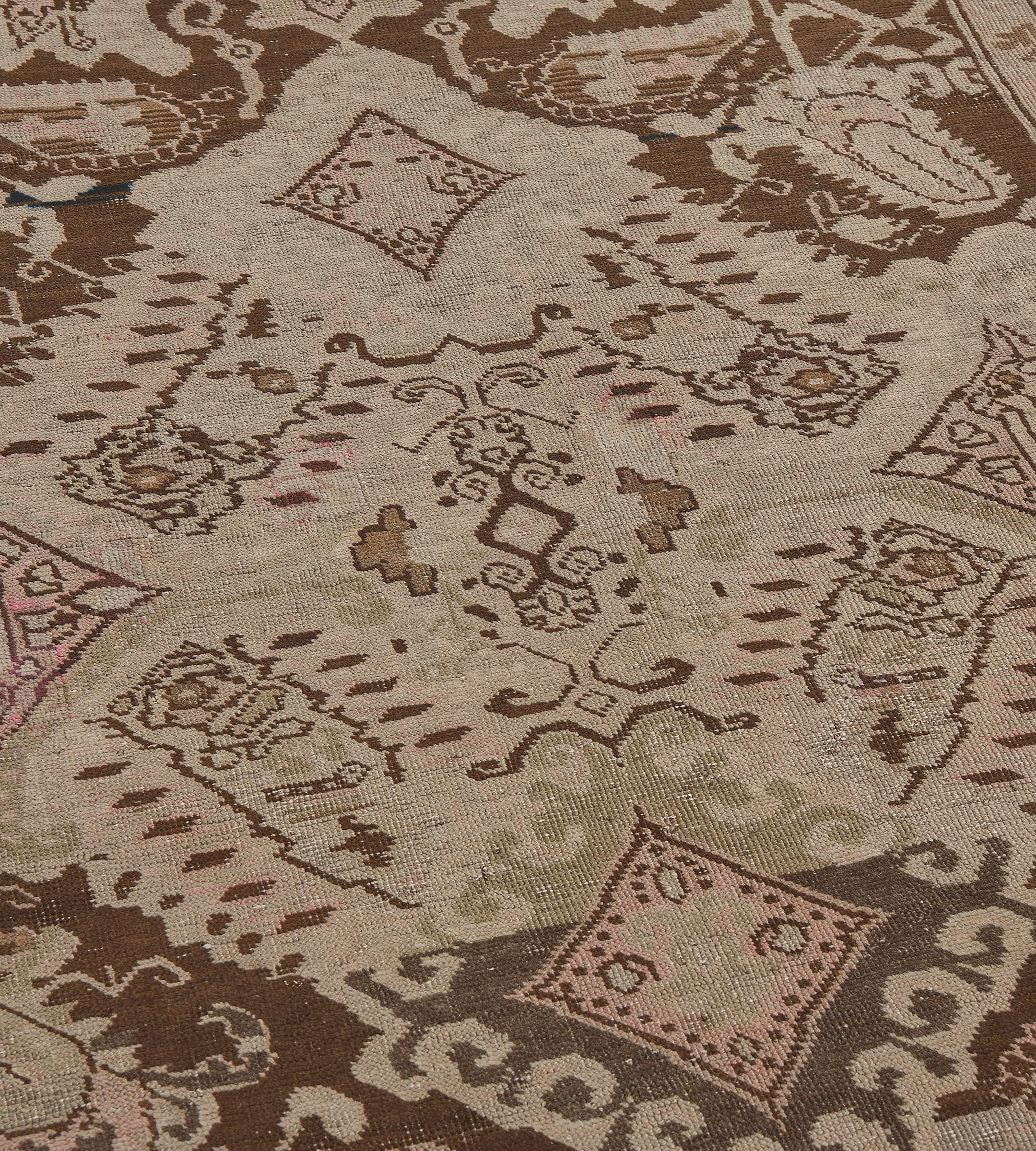 Caucasien Chemin de table caucasien en laine ancienne marron-chocolat à motif floral traditionnel en vente