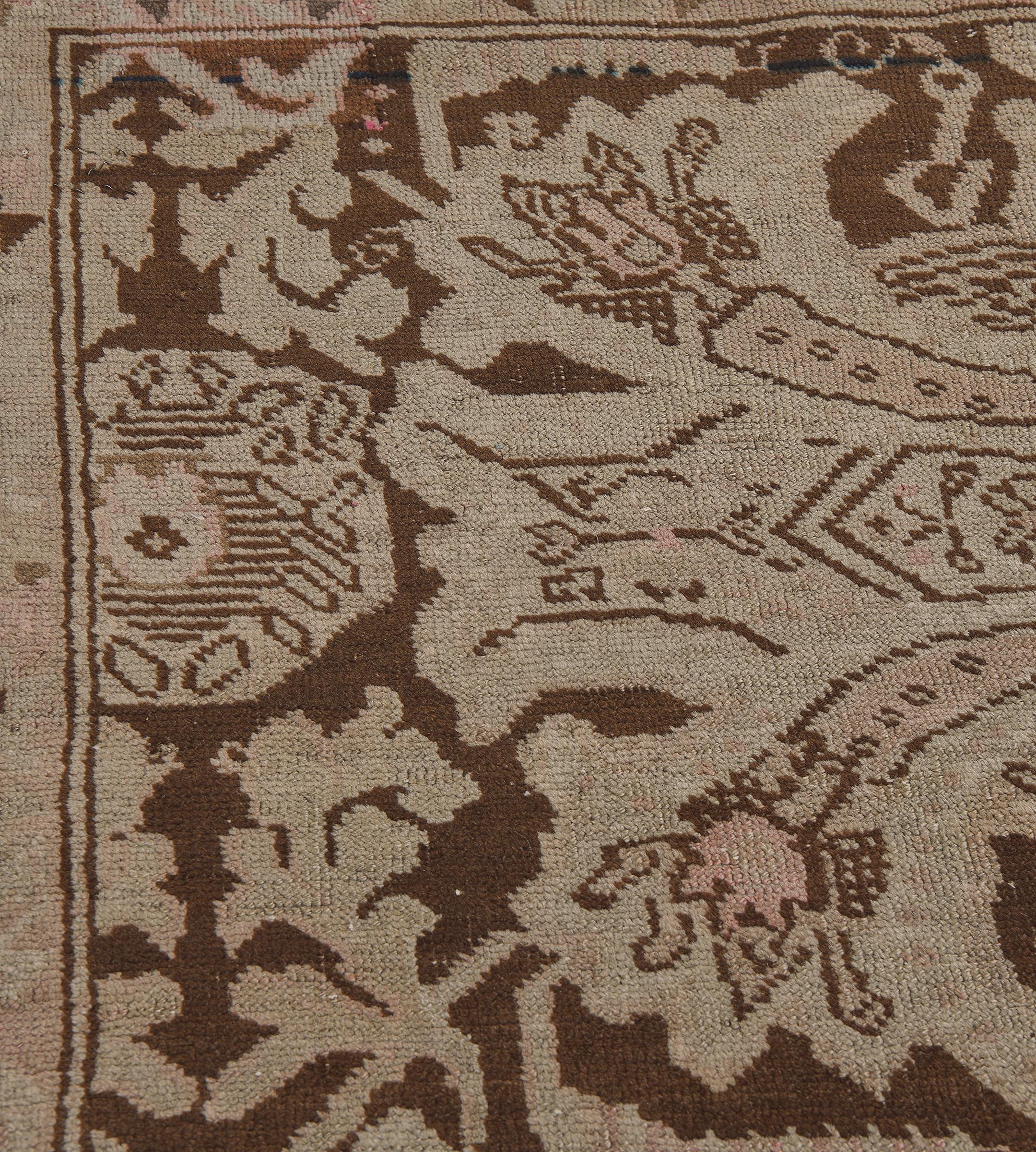 Chemin de table caucasien en laine ancienne marron-chocolat à motif floral traditionnel Bon état - En vente à West Hollywood, CA