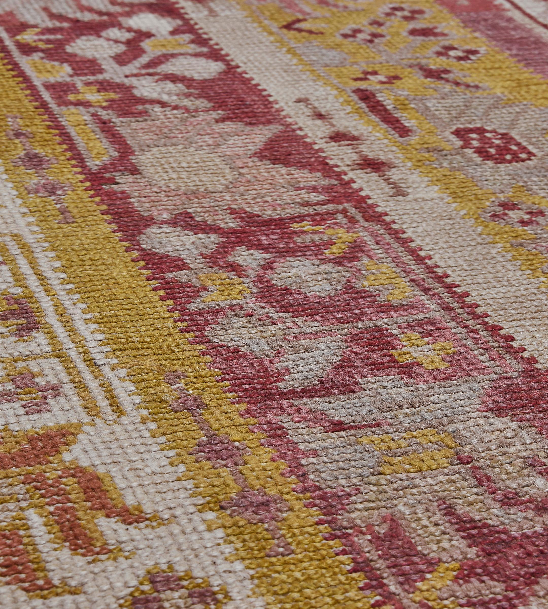 Turco Runner turco in lana antica con colonne floreali in avorio, giallo e rosso lampone in vendita