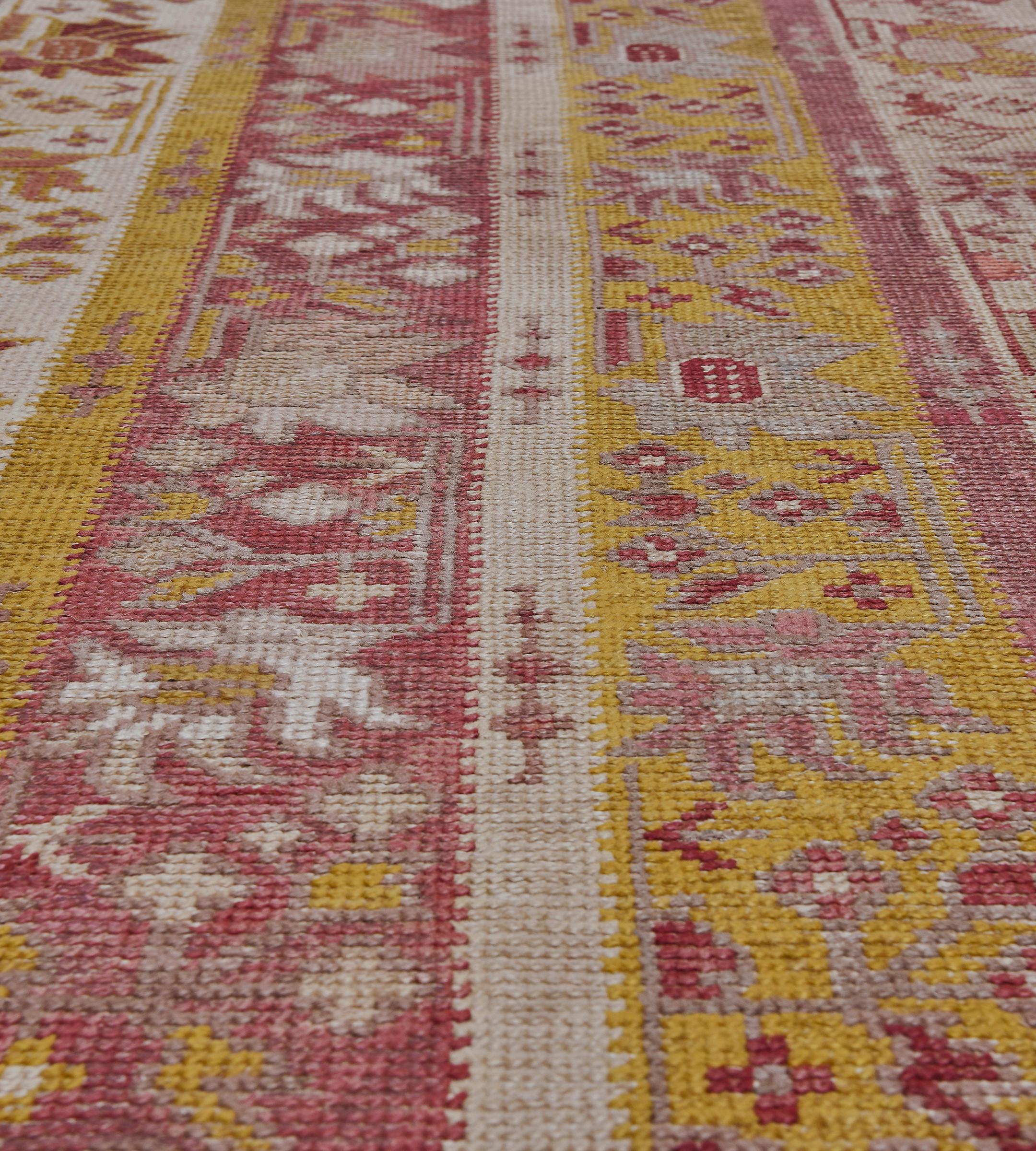 Runner turco in lana antica con colonne floreali in avorio, giallo e rosso lampone In condizioni buone in vendita a West Hollywood, CA