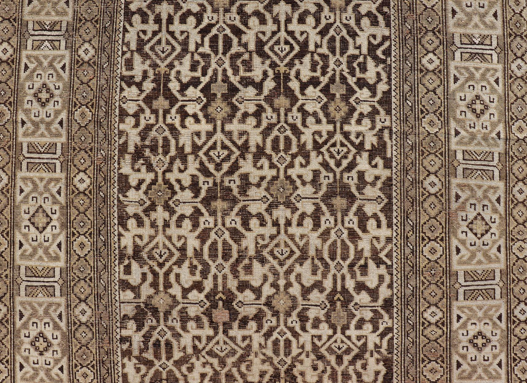 Antiker handgeknüpfter kaukasischer Kazak-Teppich aus Wolle mit dunkelbraunem Hintergrund im Angebot 1