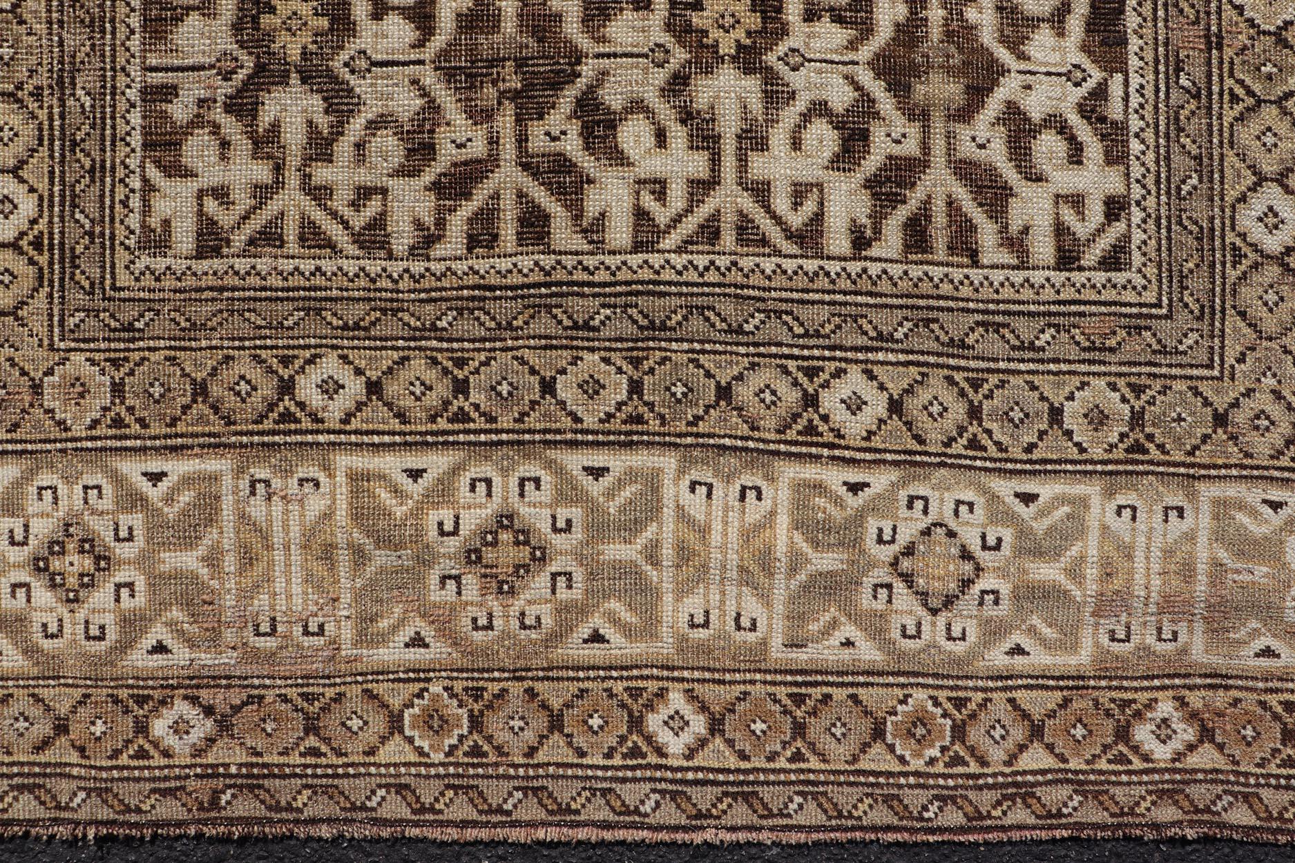 Antiker handgeknüpfter kaukasischer Kazak-Teppich aus Wolle mit dunkelbraunem Hintergrund. Keivan Woven Arts / rug/EMB-22184-15065 Kazak-Teppich, spätes 19. 
Maße: 3'9 x 5'8
Dieser antike kaukasische Kazak-Teppich aus dem späten 19. Jahrhundert