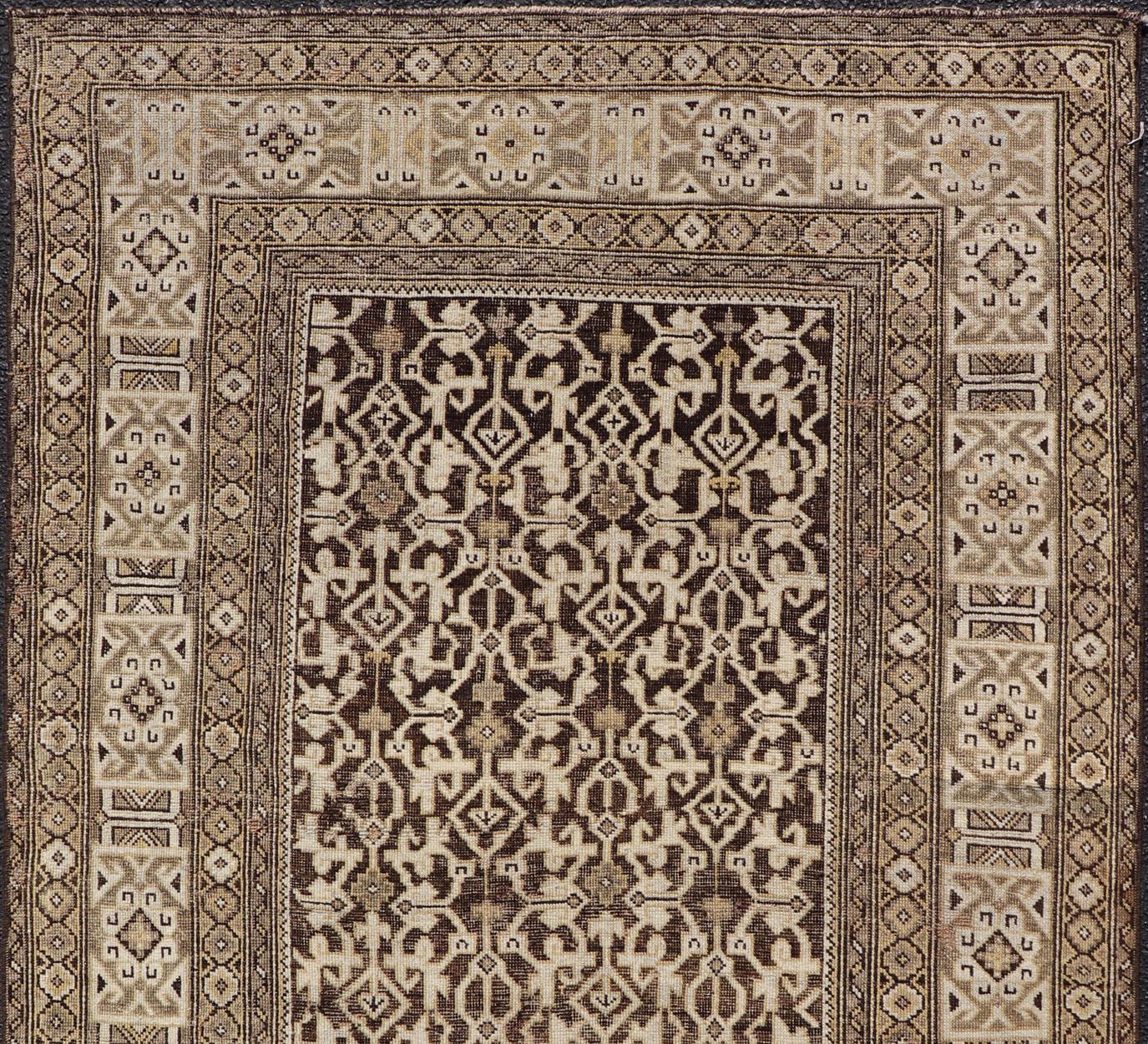 Antiker handgeknüpfter kaukasischer Kazak-Teppich aus Wolle mit dunkelbraunem Hintergrund (Kasachisch) im Angebot