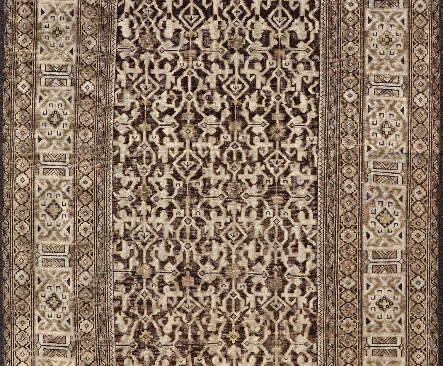 Antiker handgeknüpfter kaukasischer Kazak-Teppich aus Wolle mit dunkelbraunem Hintergrund (Kaukasisch) im Angebot