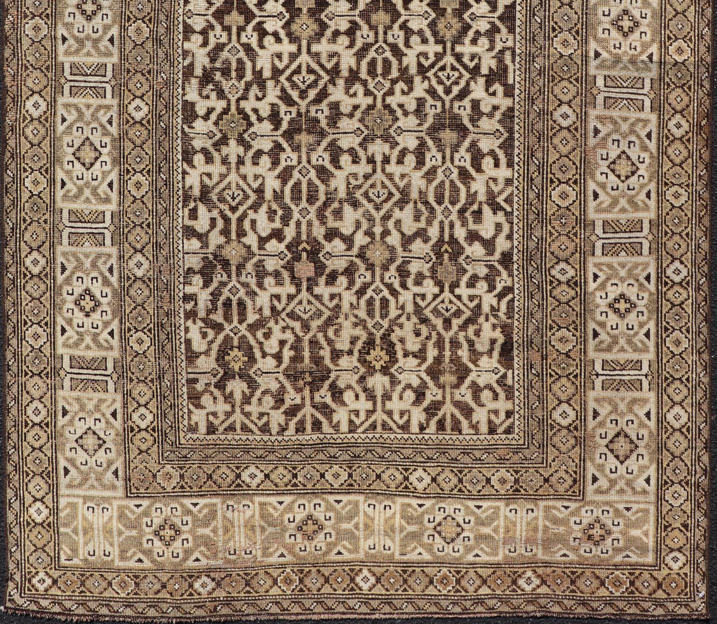 Antiker handgeknüpfter kaukasischer Kazak-Teppich aus Wolle mit dunkelbraunem Hintergrund (Handgeknüpft) im Angebot