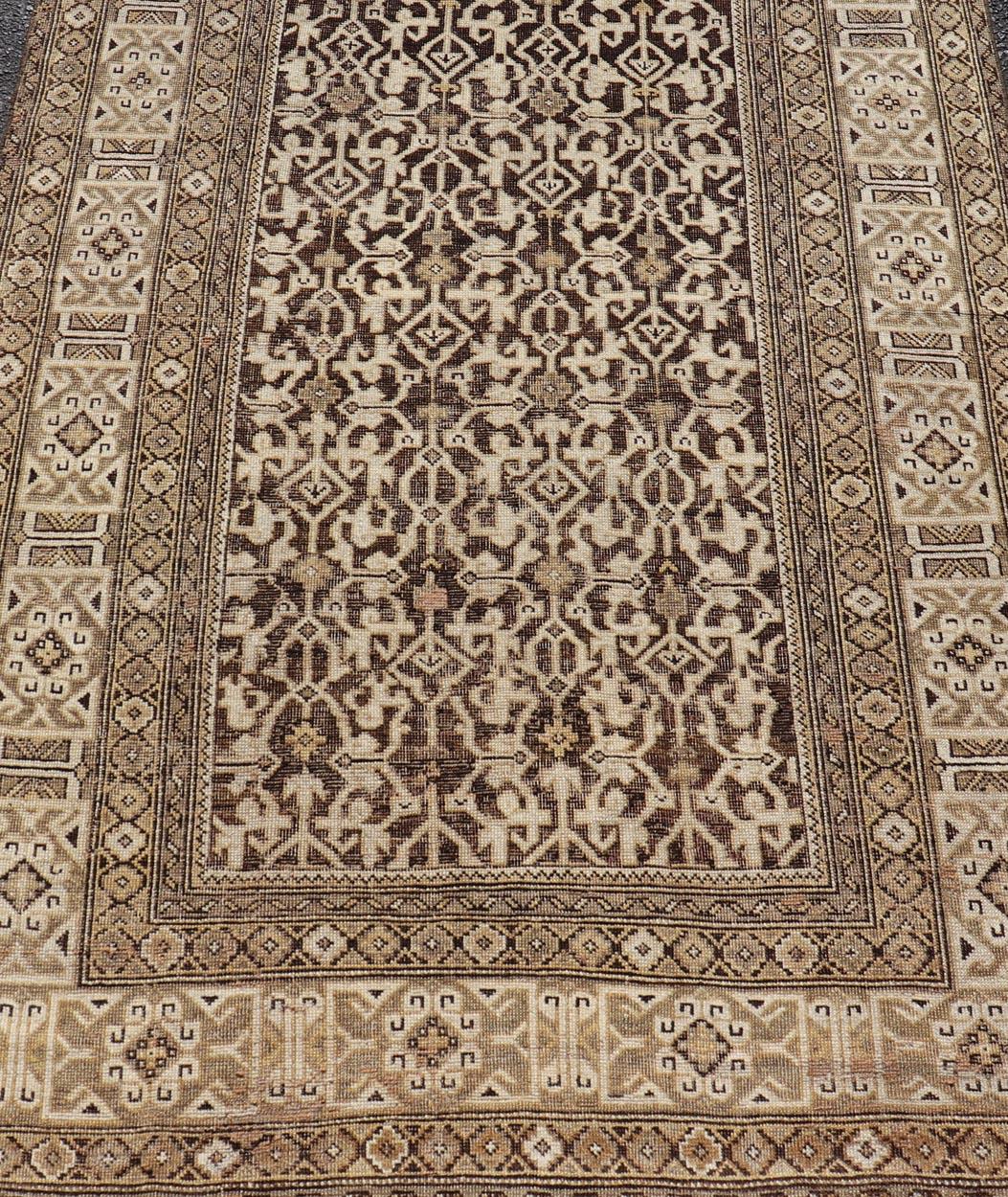 Antiker handgeknüpfter kaukasischer Kazak-Teppich aus Wolle mit dunkelbraunem Hintergrund im Zustand „Gut“ im Angebot in Atlanta, GA