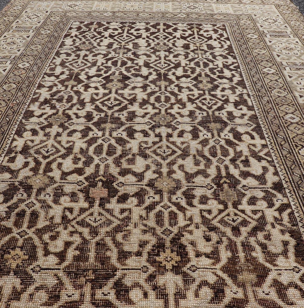 Antiker handgeknüpfter kaukasischer Kazak-Teppich aus Wolle mit dunkelbraunem Hintergrund (20. Jahrhundert) im Angebot