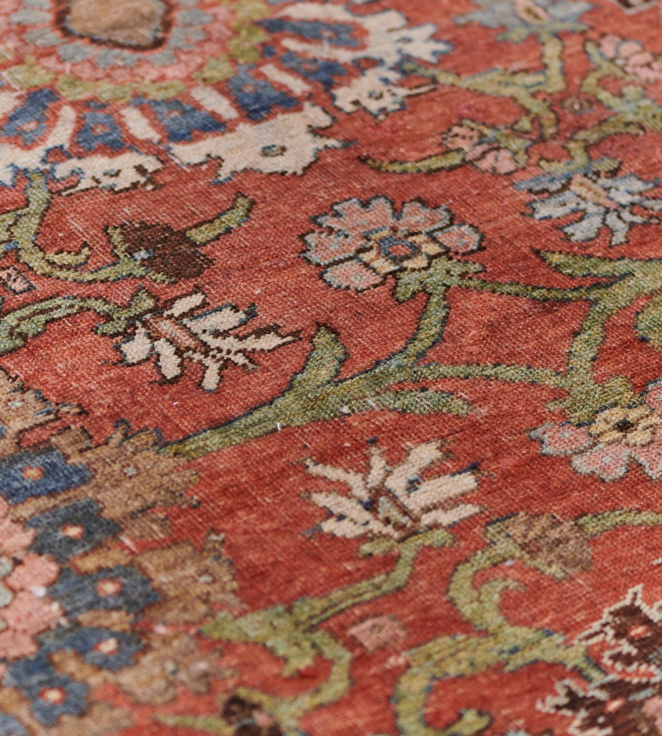 Antiker handgeknüpfter persischer Bidjar-Teppich aus Wolle in Tomatenrot mit Blumenmuster (Persisch) im Angebot