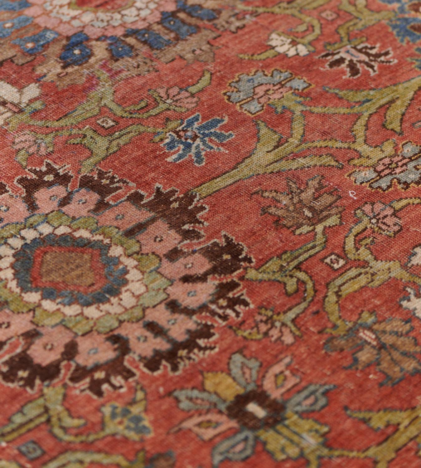 Antiker handgeknüpfter persischer Bidjar-Teppich aus Wolle in Tomatenrot mit Blumenmuster (20. Jahrhundert) im Angebot