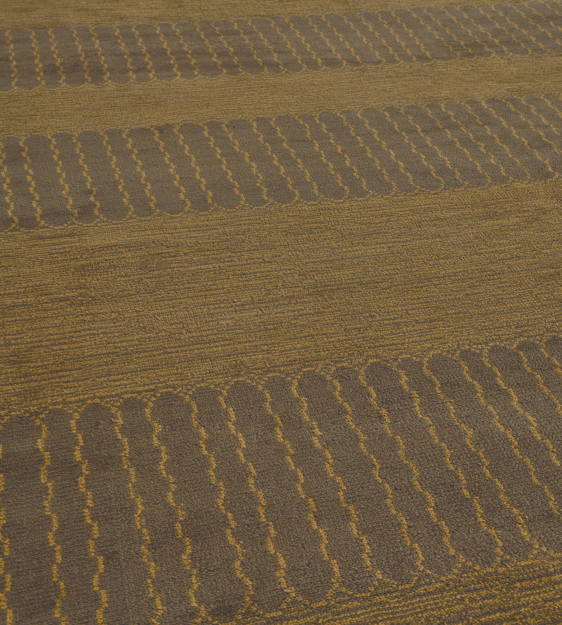 Questo tradizionale tappeto Deco europeo tessuto a mano presenta un insolito campo geometrico stravagante bicolore con strisce laterali color chartreuse alternate e interrotte da un elegante motivo a onda marrone tenue.