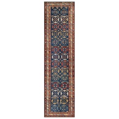 Tapis de couloir caucasien ancien tissé à la main vers 1880, bleu marine et bleu à fleurs