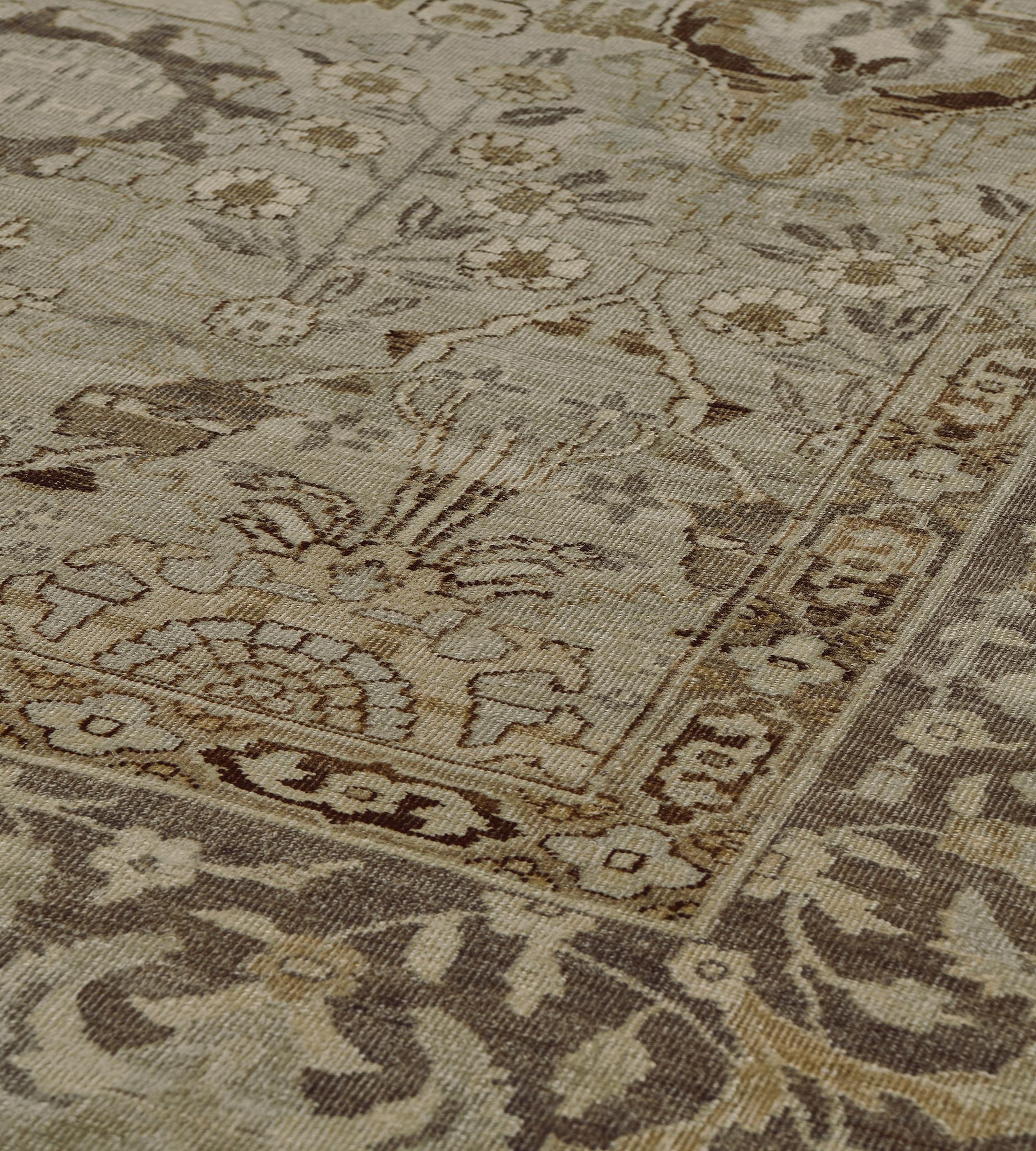 Tapis indien antique en laine tissé à la main à motifs floraux Agra en vente 1