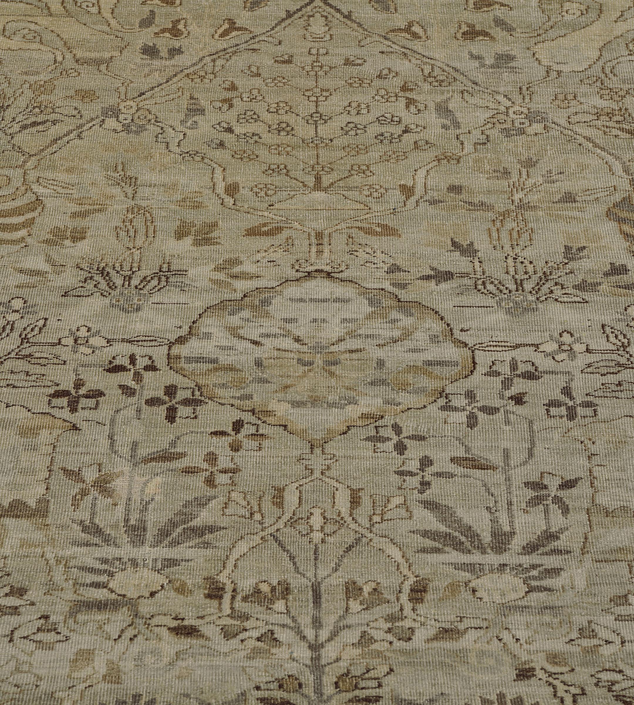 Tapis indien antique en laine tissé à la main à motifs floraux Agra en vente 2