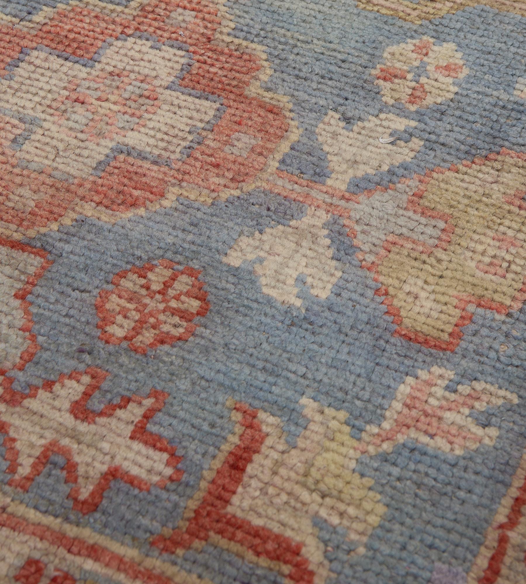 Antiker handgewebter himmelblauer Oushak-Läufer aus Wolle mit Blumenmuster (Türkisch) im Angebot