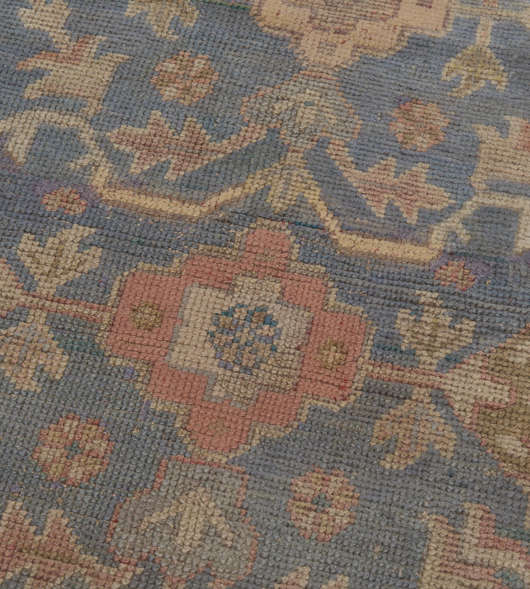 Antiker handgewebter himmelblauer Oushak-Läufer aus Wolle mit Blumenmuster (Handgewebt) im Angebot