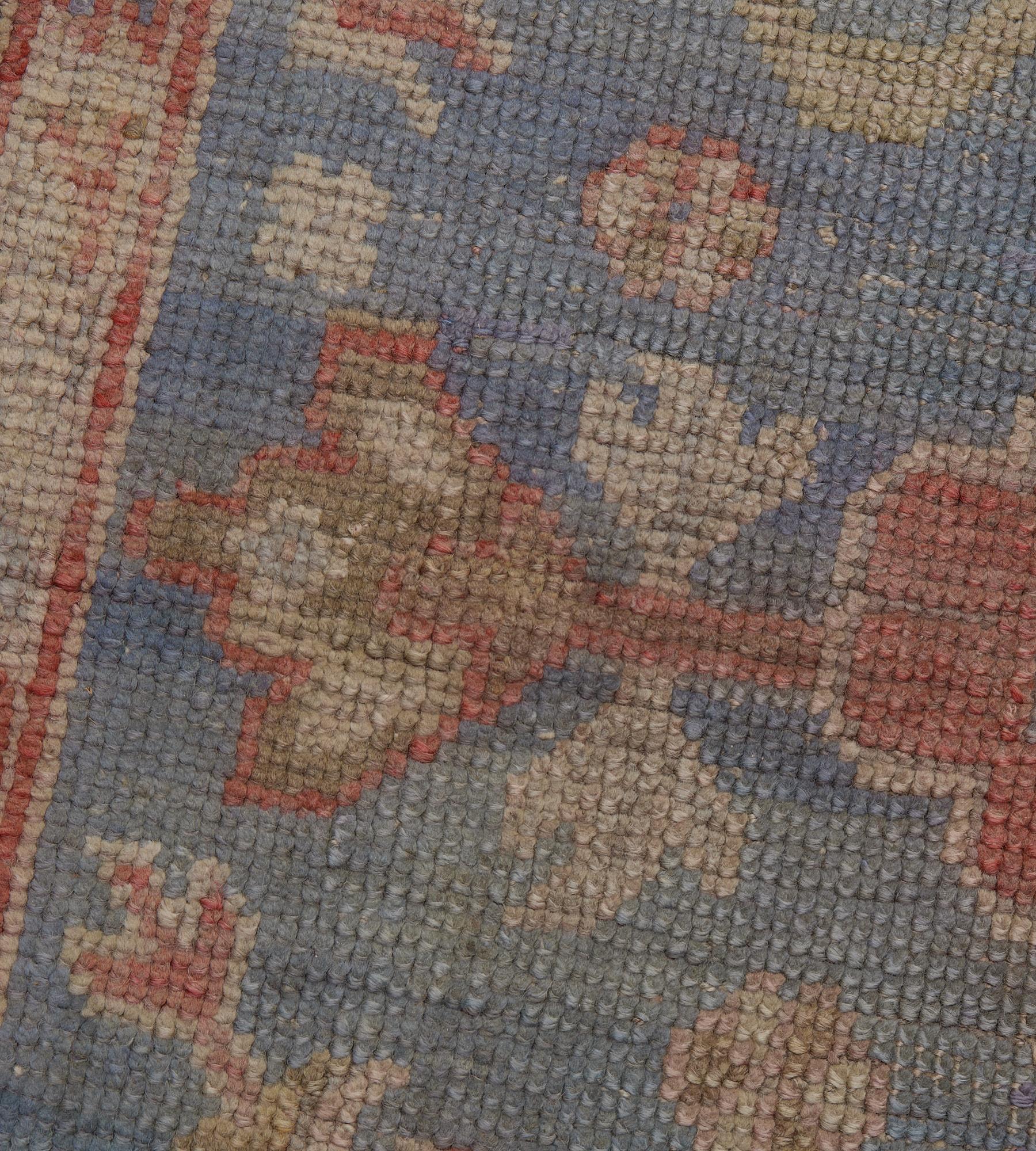 Antiker handgewebter himmelblauer Oushak-Läufer aus Wolle mit Blumenmuster im Angebot 1