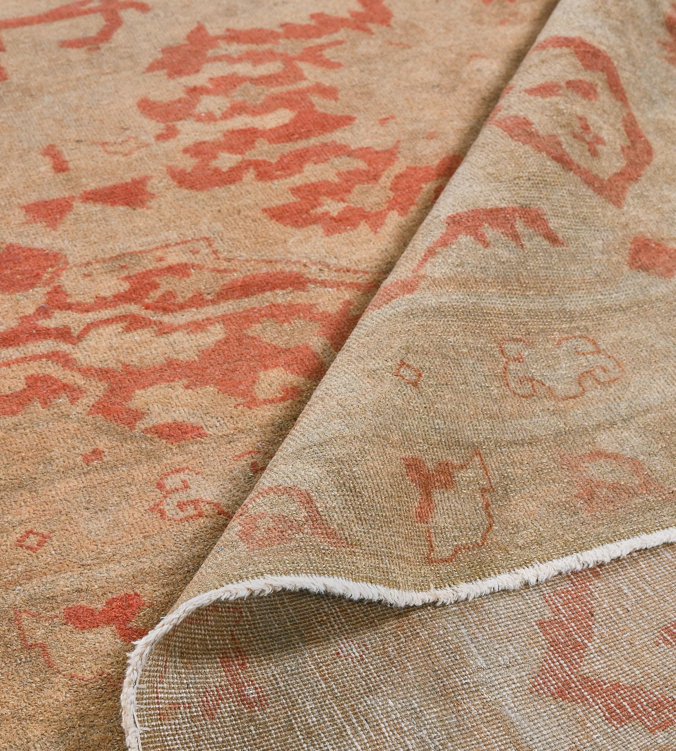 Tapis indien Agra en laine ancienne, ivoire, rouge tendre et fleuri en vente 3