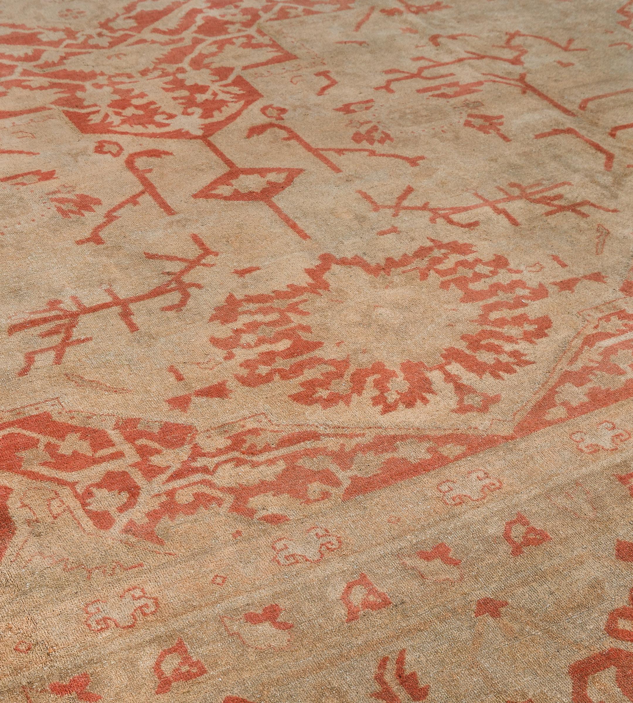 Indien Tapis indien Agra en laine ancienne, ivoire, rouge tendre et fleuri en vente